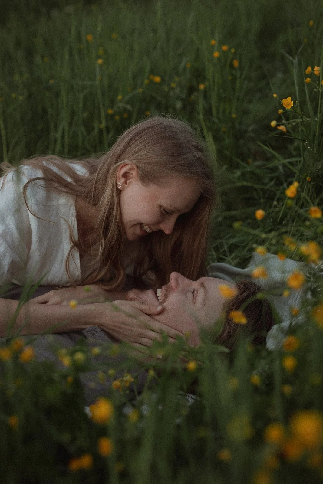  tunnelmallinen parikuvaus Tampereella iltavalossa