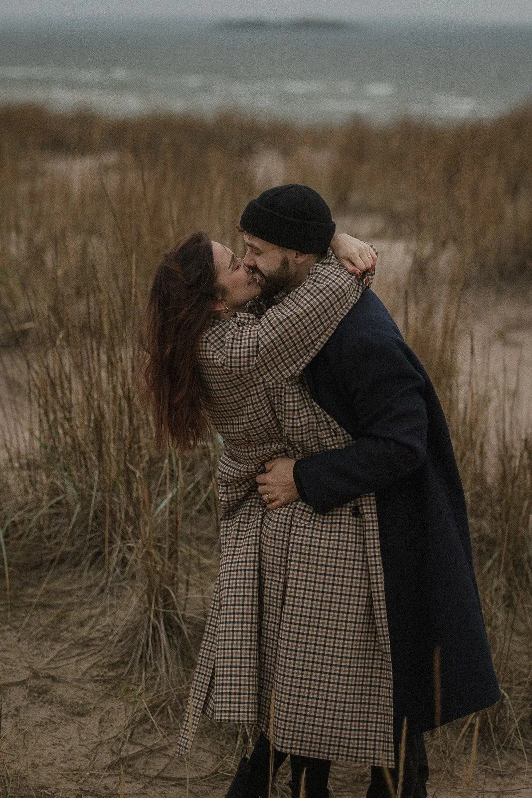 pariskuntakuvaus myrskyisässä yyterissä