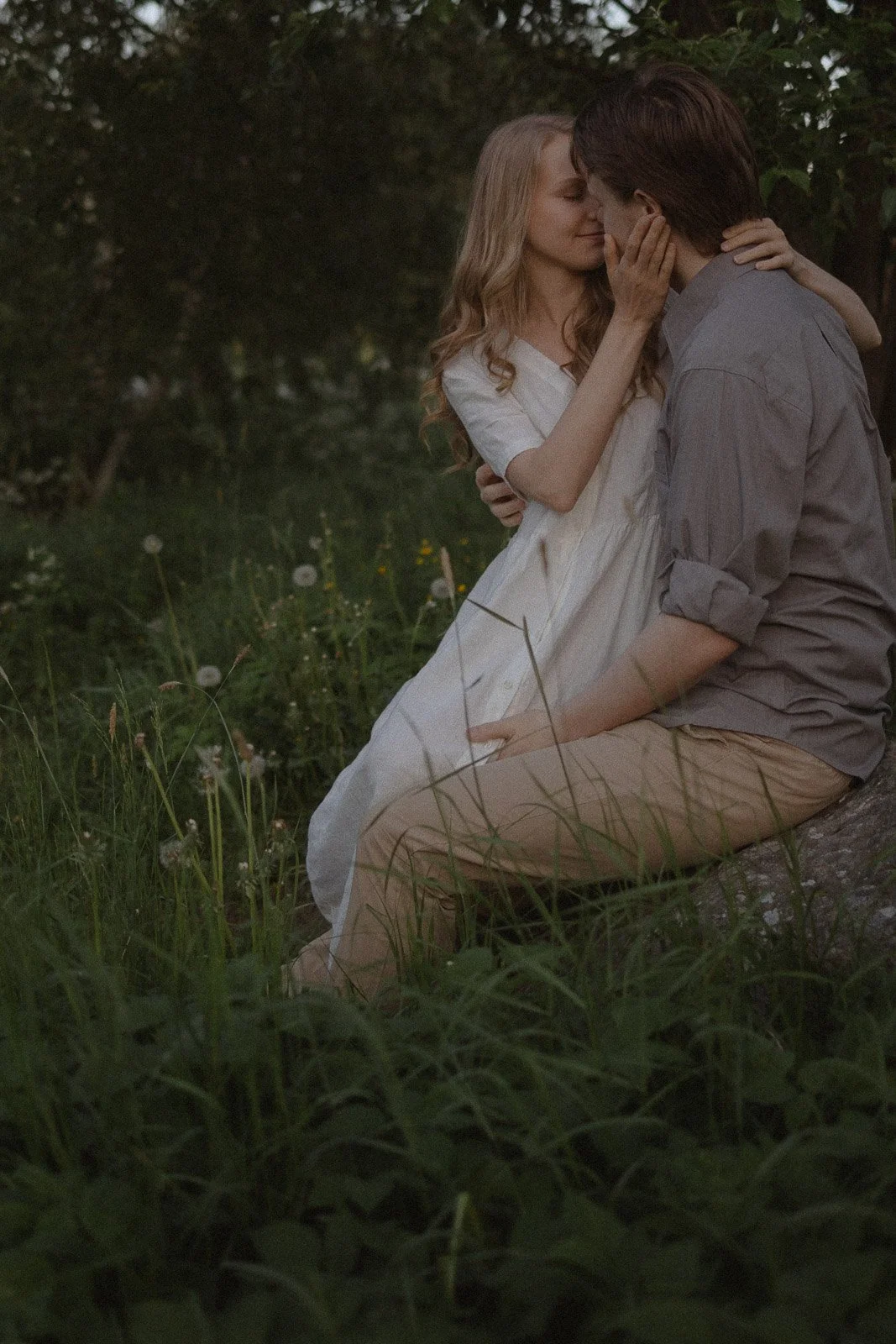  tunnelmallinen parikuvaus Tampereella iltavalossa