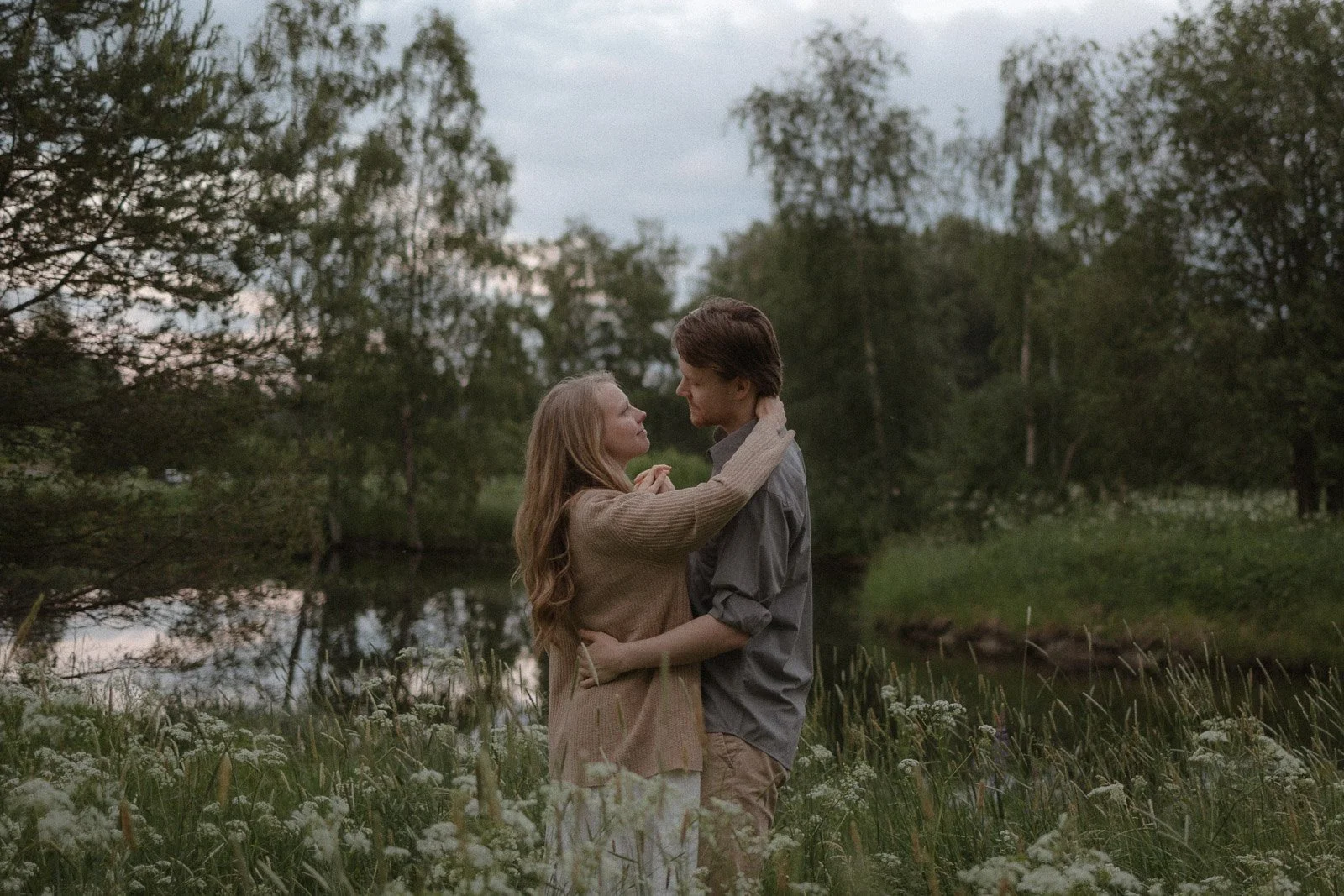 tunnelmallinen parikuvaus Tampereella iltavalossa