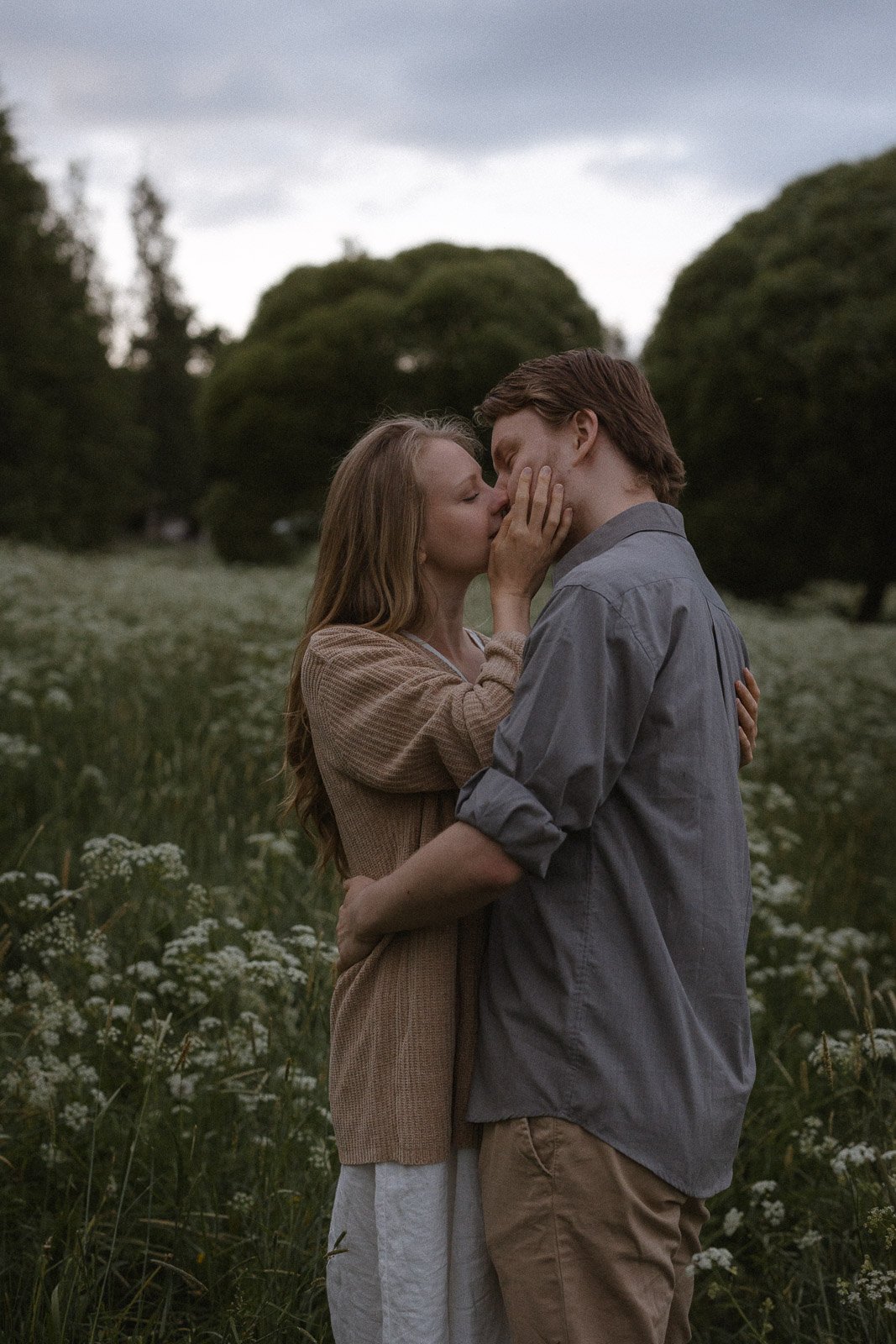  tunnelmallinen parikuvaus Tampereella iltavalossa