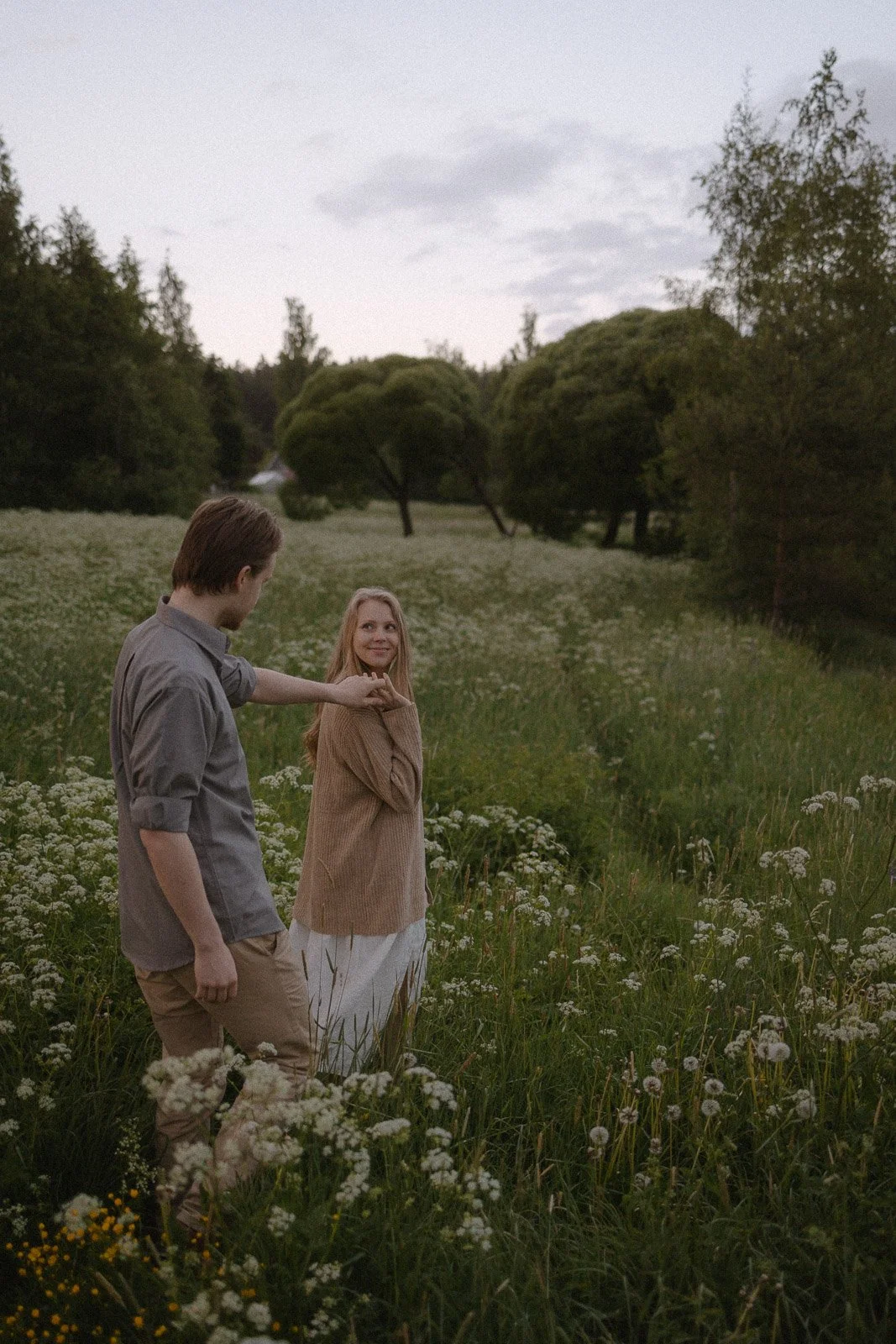 Parikuvaus niityllä