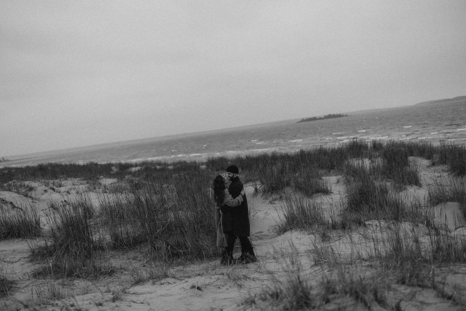 pariskuntakuvaus myrskyisässä yyterissä