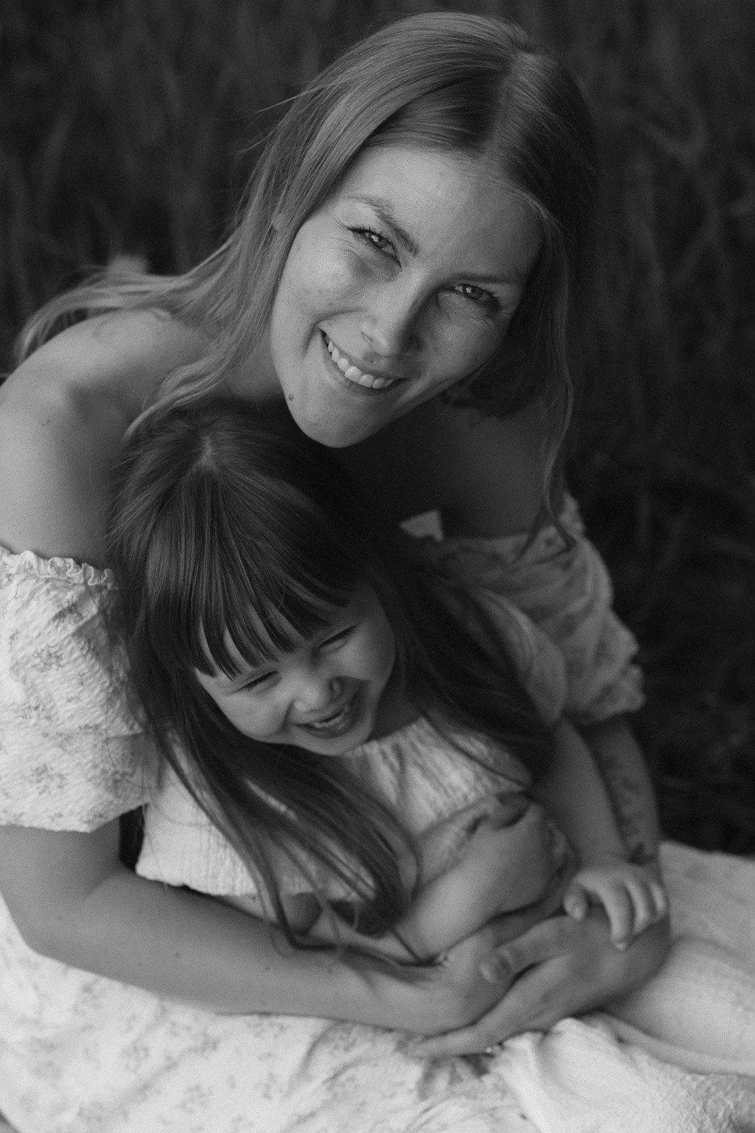 äiti ja lapsi valokuvissa tampereella niittymiljöössä