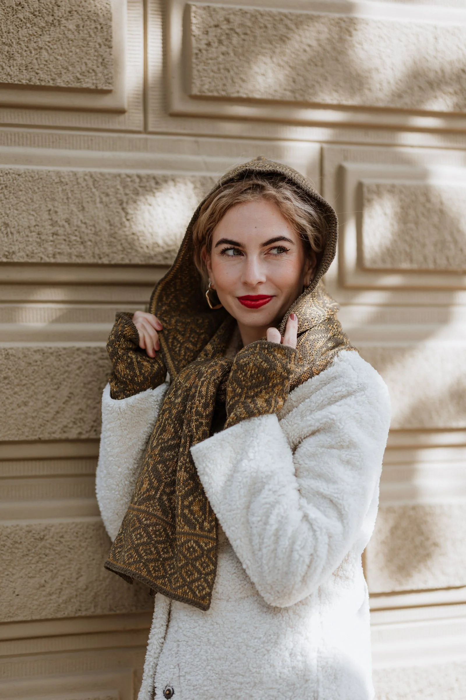 Opulent mittens double knitted luxury made of brown velvet yarn with gold colored merino yarn mix