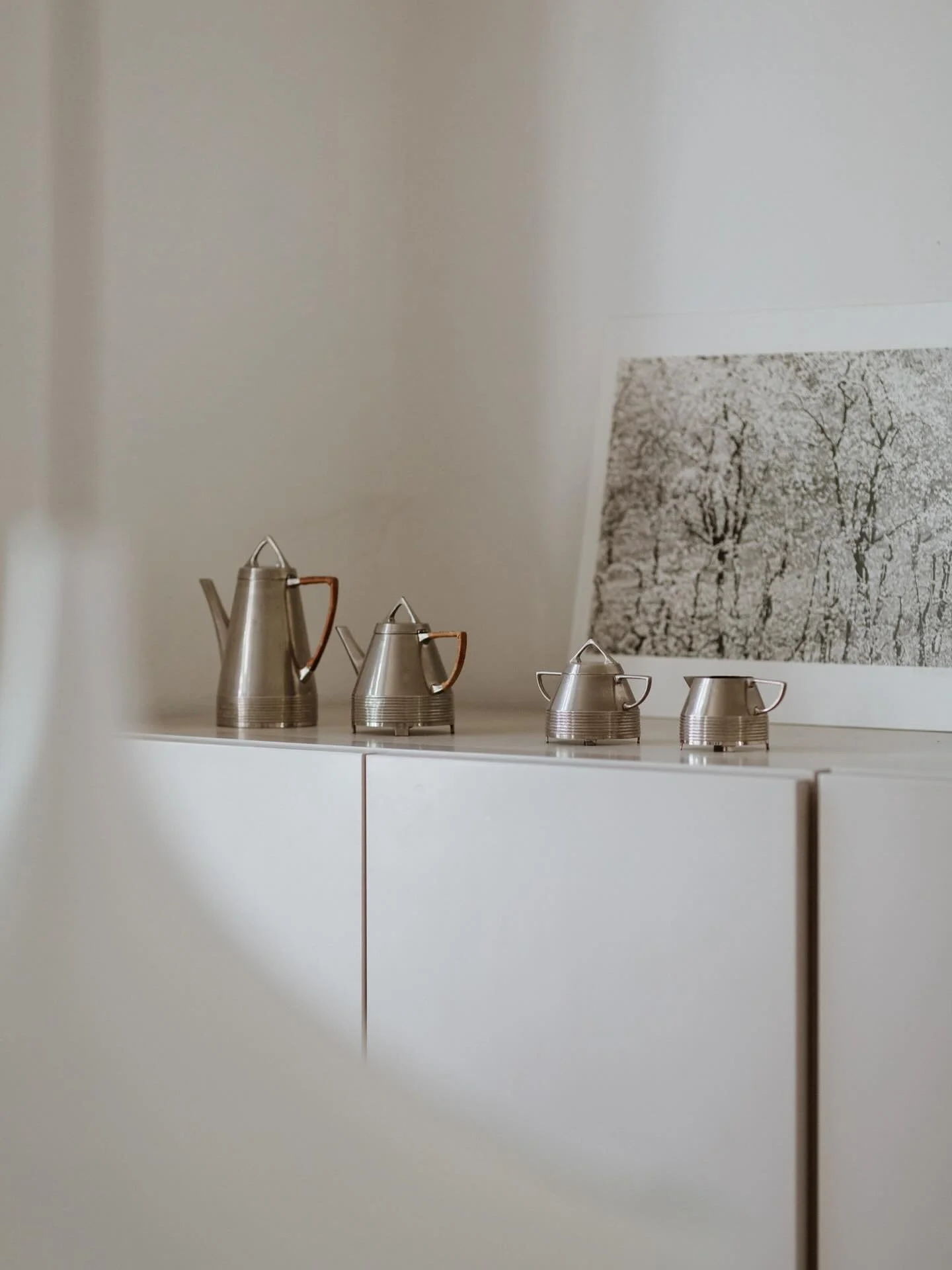 A quiet moment in a corner of my living room &mdash; a space filled with stories and stillness.
Each object here has found its place over time. Collected slowly, chosen with care.
This photo, taken by my father, features an Art Nouveau coffee set tha
