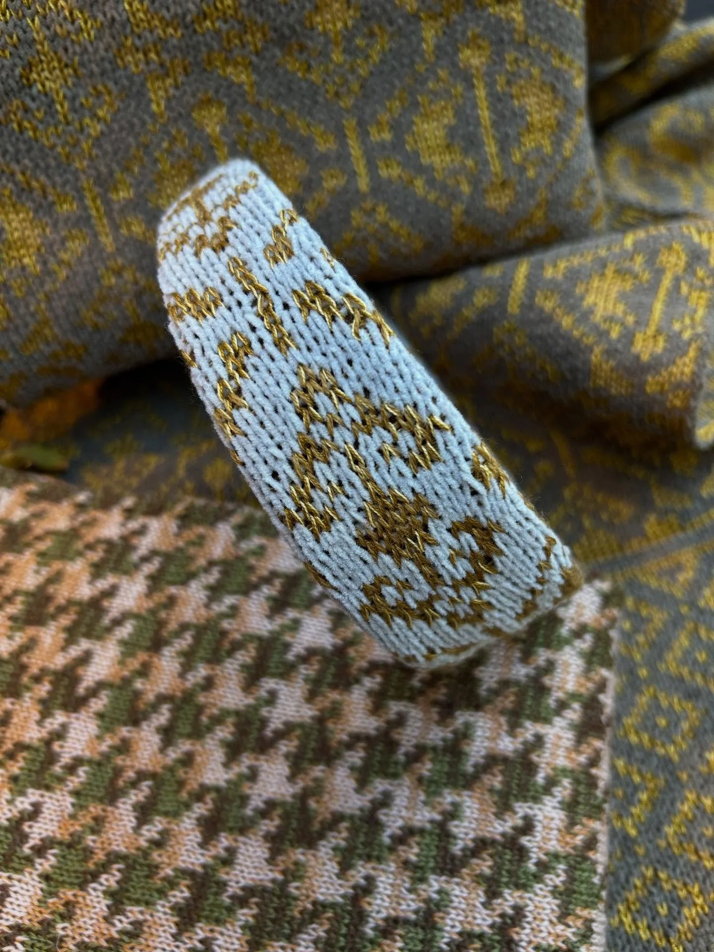 Subdued chic meets timeless luxury 

Golden hues melting into soft greens &mdash; a combination I deeply love. There&rsquo;s something endlessly elegant about this harmony: subtle yet striking, refined yet warm. It&rsquo;s a palette that whispers rat