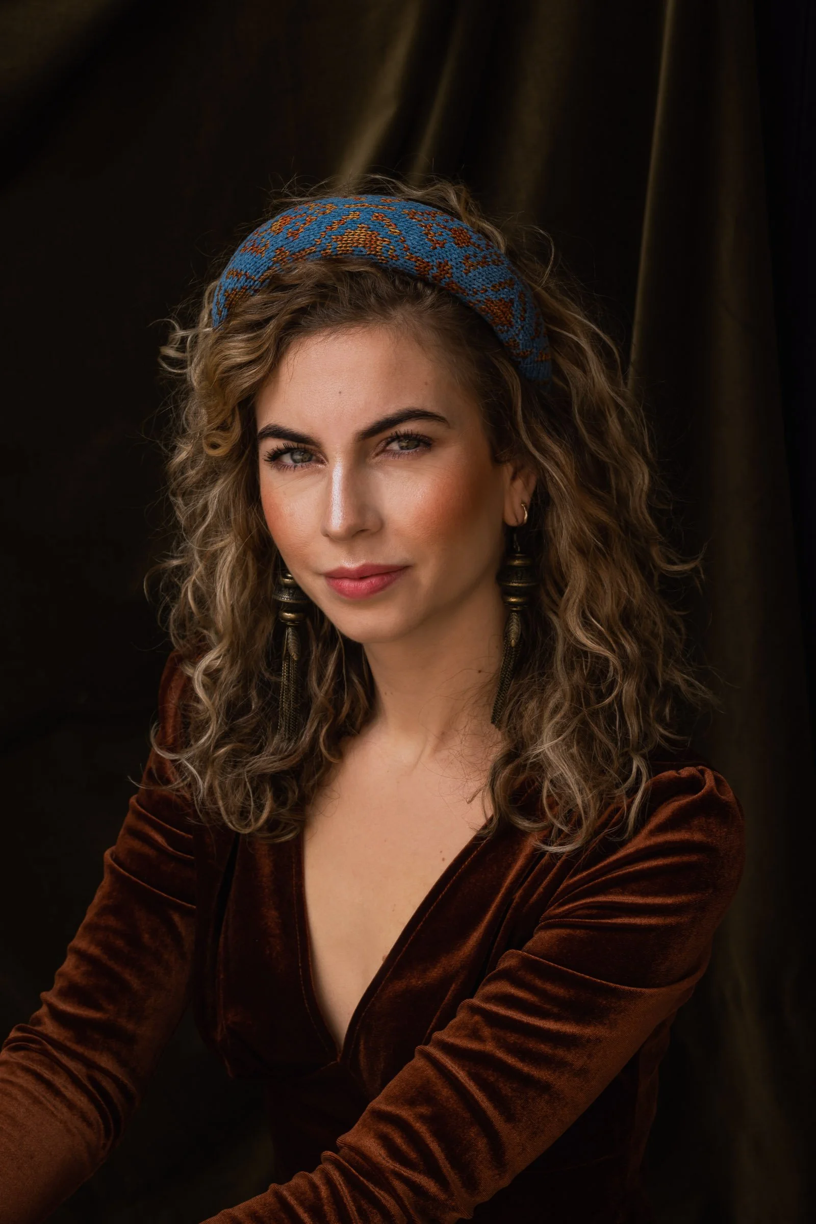 Model wearing the Studio Myr Diadem Velvet Veronica, styled as a refined headpiece with a soft velvet texture.