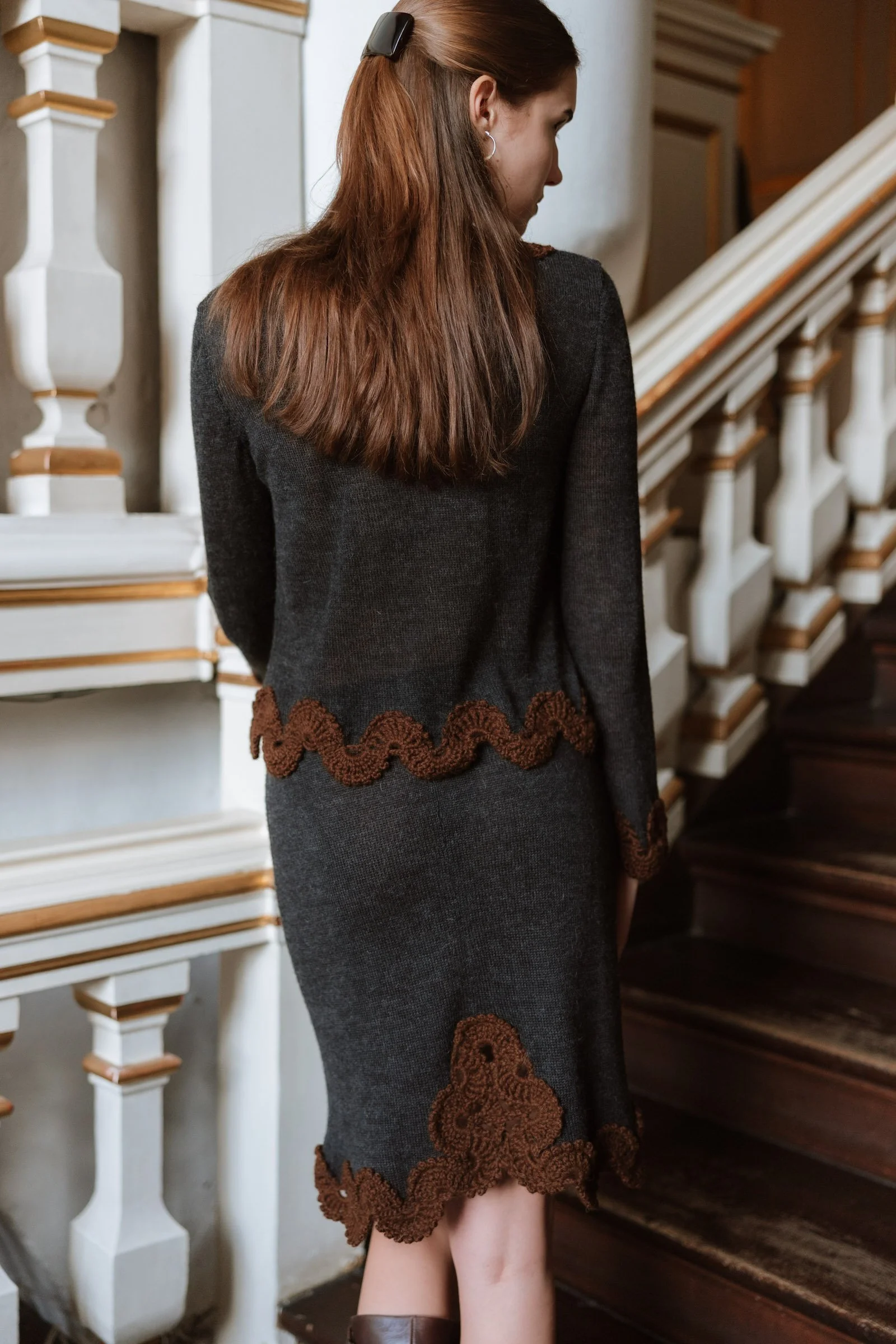 Studio Myr BAROQUE – Back view of the Francisca skirt, showing the decorative crochet lace at the back slit, paired with a matching jumper