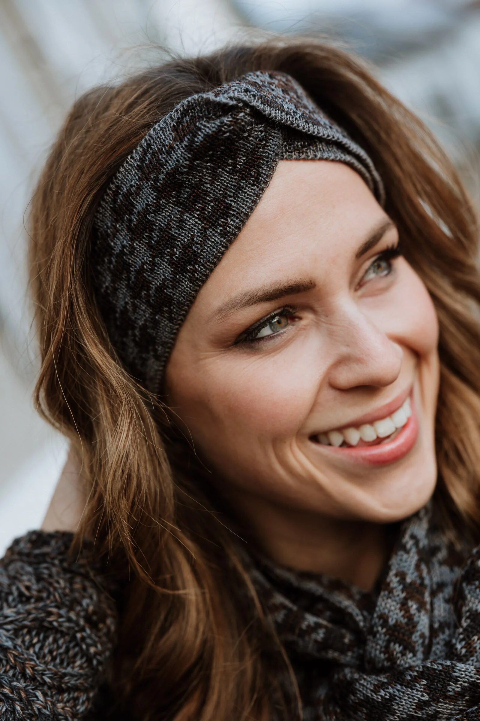Close-up portrait of a model wearing a Studio Myr headband, highlighting the graphic character of the pied-de-poule motif.