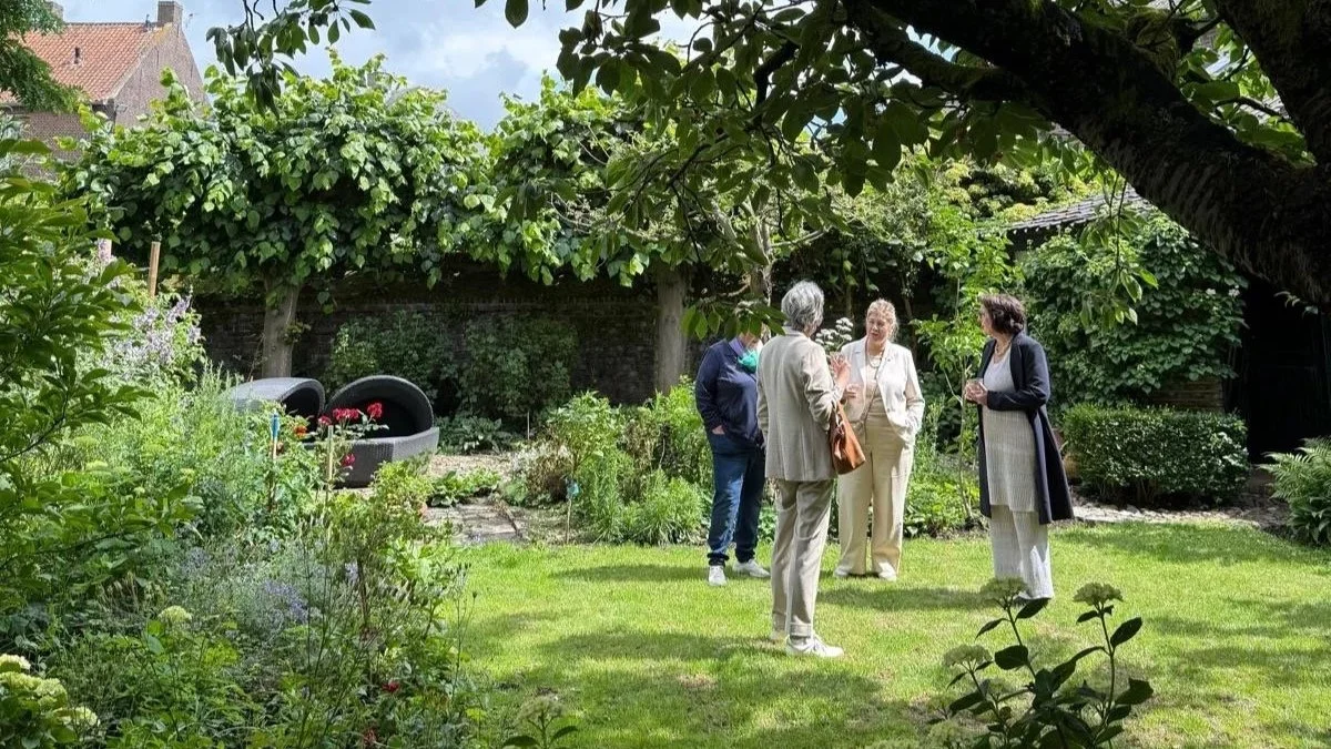 Guests enjoying the Sunset Soirée in the Studio Myr garden in Thorn, surrounded by summer greenery and quiet conversation.