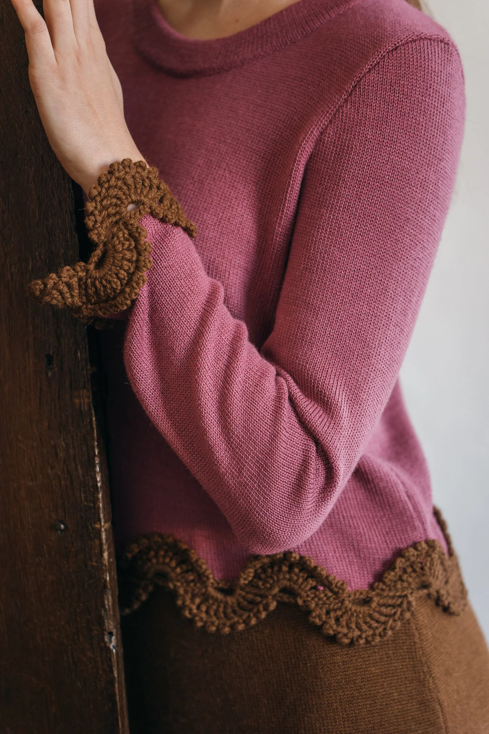 Studio Myr BAROQUE – Close-up of the Eleonora jumper showing fine Merino knitwear and chocolate brown hand-crocheted Baby Alpaca lace