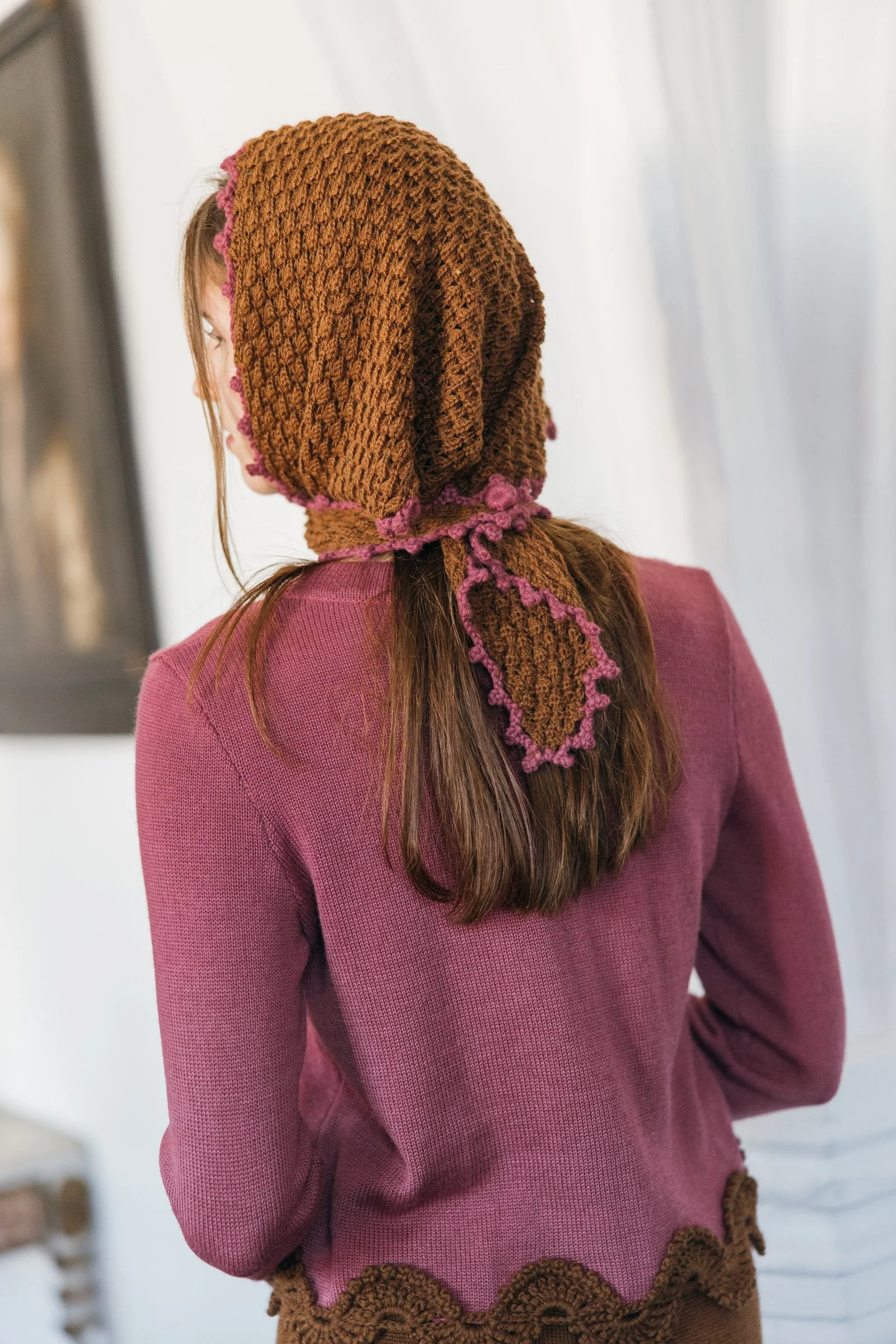 Studio Myr BAROQUE – Eleonora lace headscarf in hazel brown with dusty rose picot edging, tied at the back with decorative crochet details.