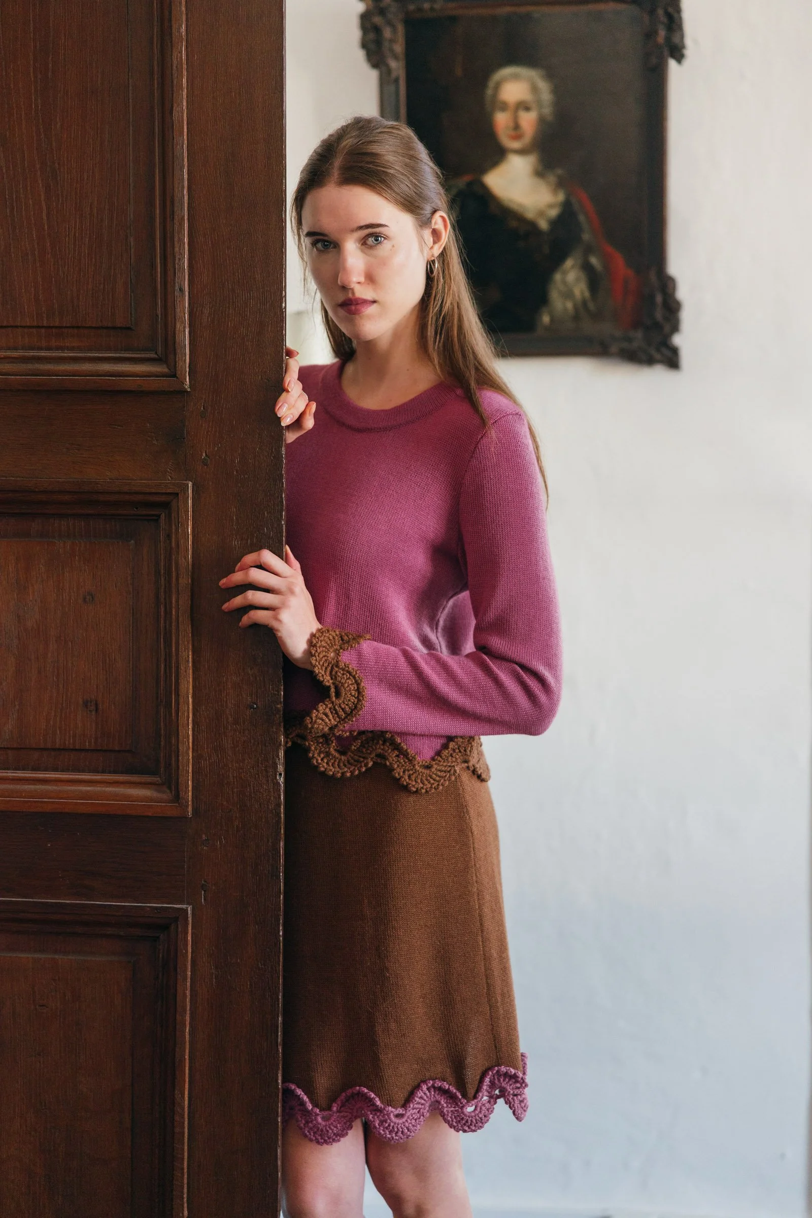 Studio Myr BAROQUE – Eleonora skirt in chocolate brown Merino wool, elegantly styled with a dusty rose jumper featuring hand-crocheted lace