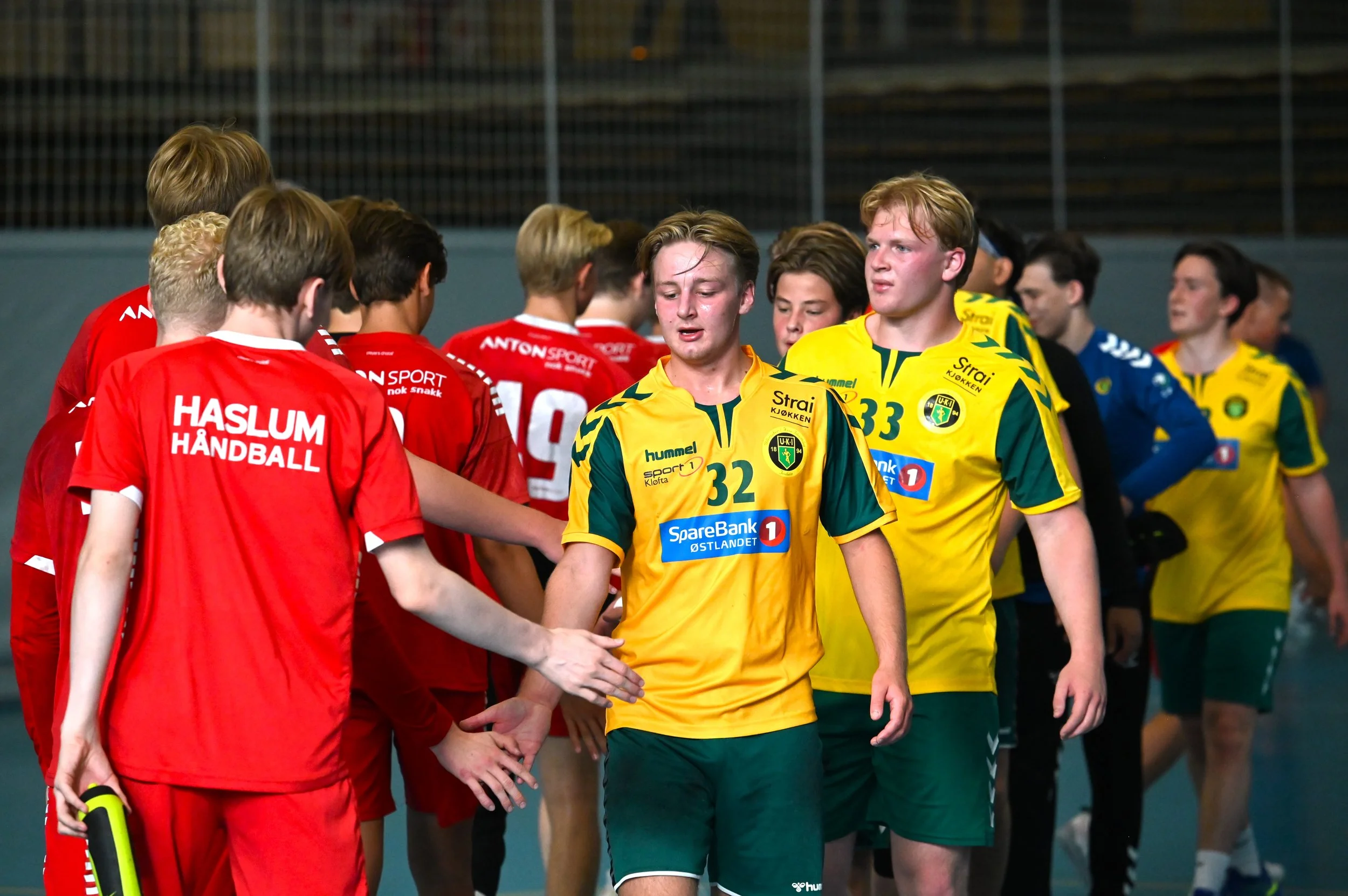 To håndballag som takker for kampen