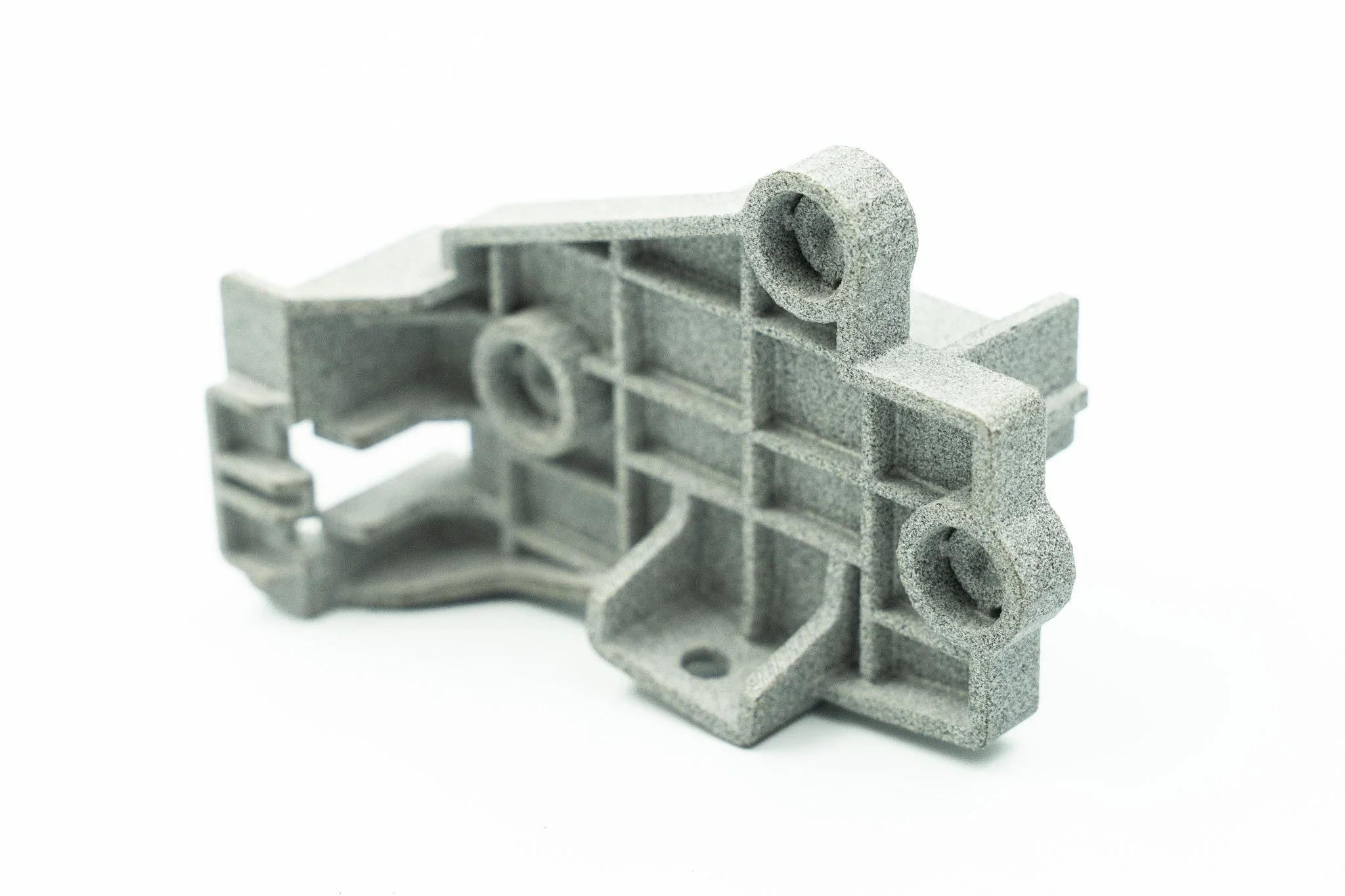 3D-printad produktionsdel tillverkad med pulverbäddsfusion vid Norra Additive Manufacturing, med fin detaljnoggrannhet och hållbar ytfinish.