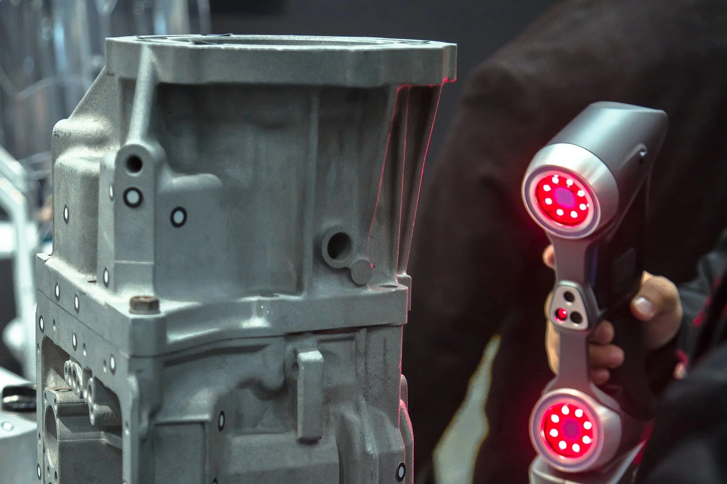 3D-skanning av en metallkomponent med hjälp av en handhållen laserskanner, vilket illustrerar reverse engineering och digital rekonstruktion av delar.