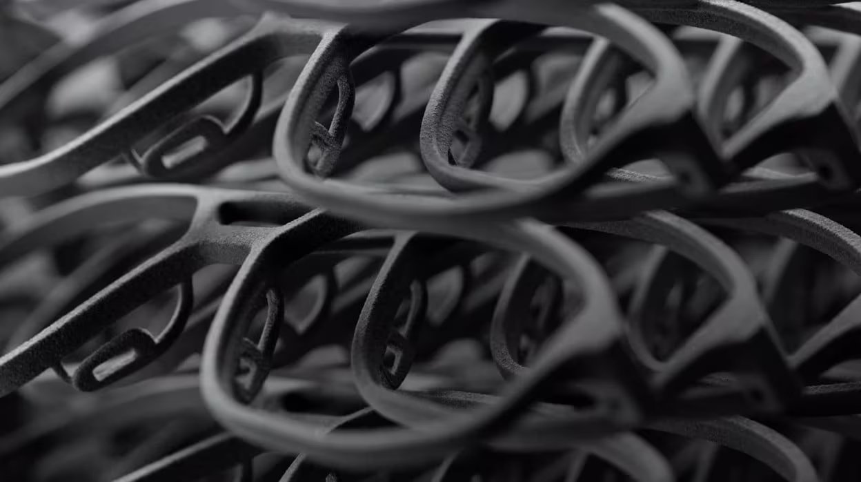 Närbild av 3D-printade svarta glasögonbågar tillverkade med additiv tillverkning för slutanvändning.