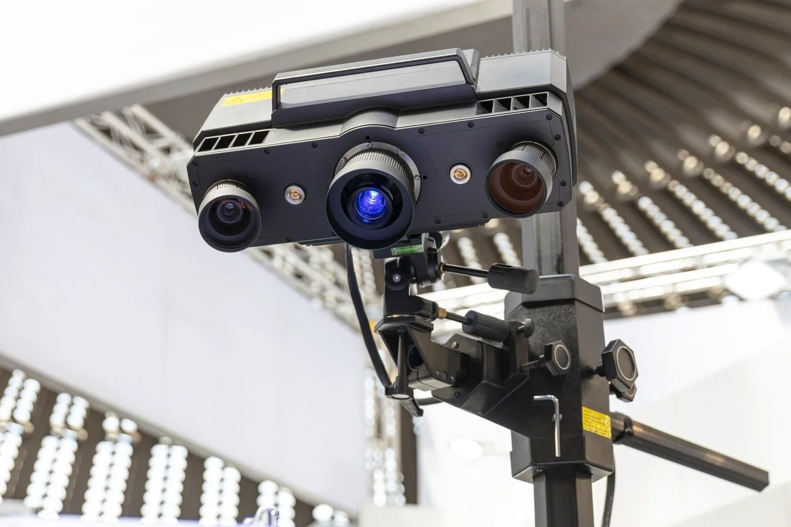 Närbild av en professionell 3D-laserskanner som används för digitalisering och reverse engineering av delar.