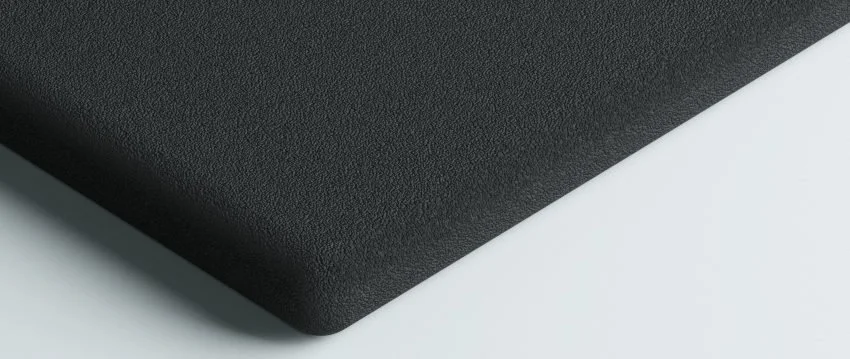 Närbild av en matt svartfärgad 3D-tryckt del med fin strukturerad yta och enhetlig färg.