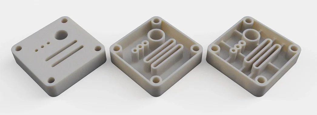3D-printade polymerdelar som visar optimerad design med minskad materialanvändning och effektiv geometri.