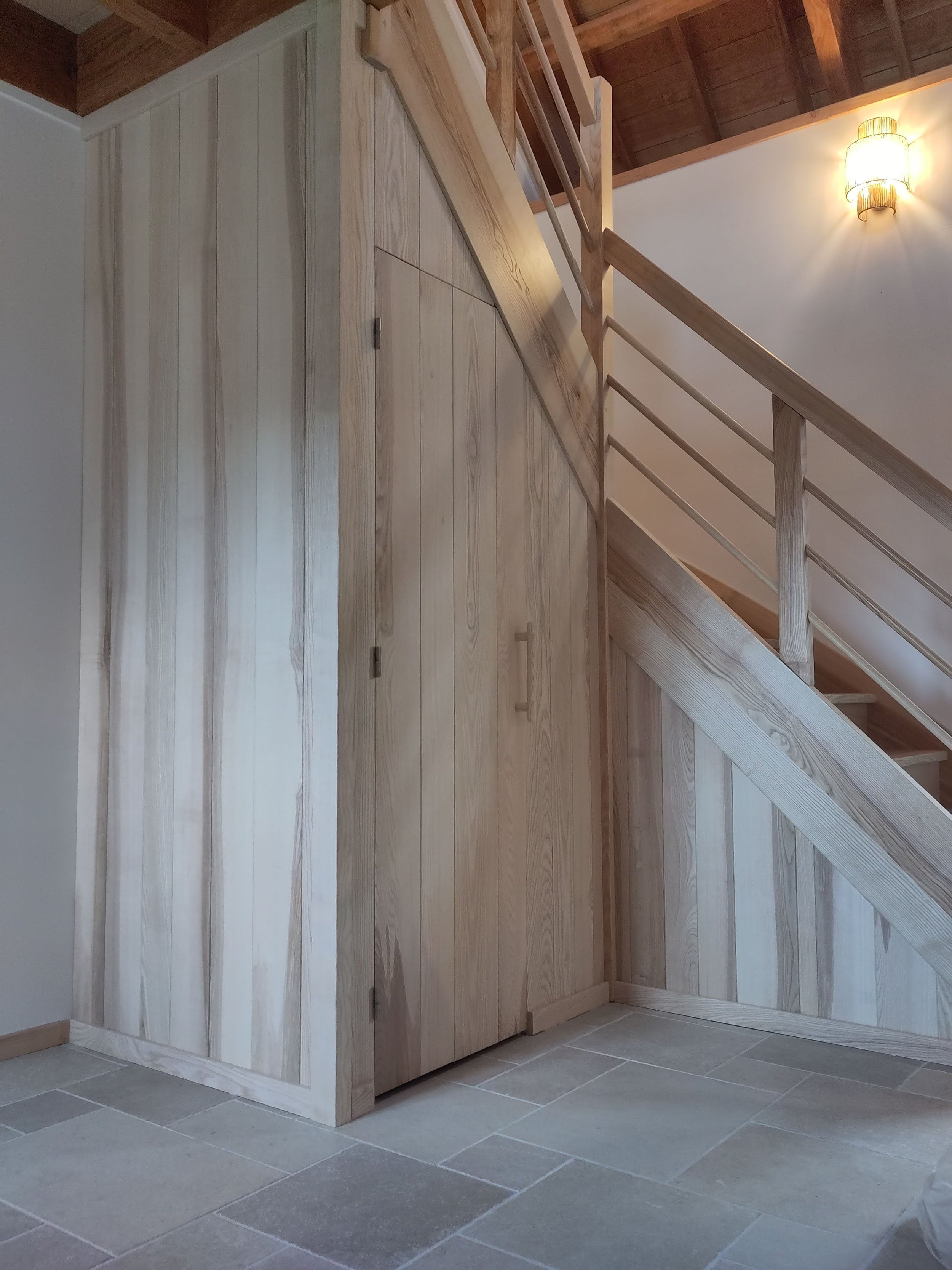Escalier en Frêne olivé Boiserie Le Creff 1.jpg