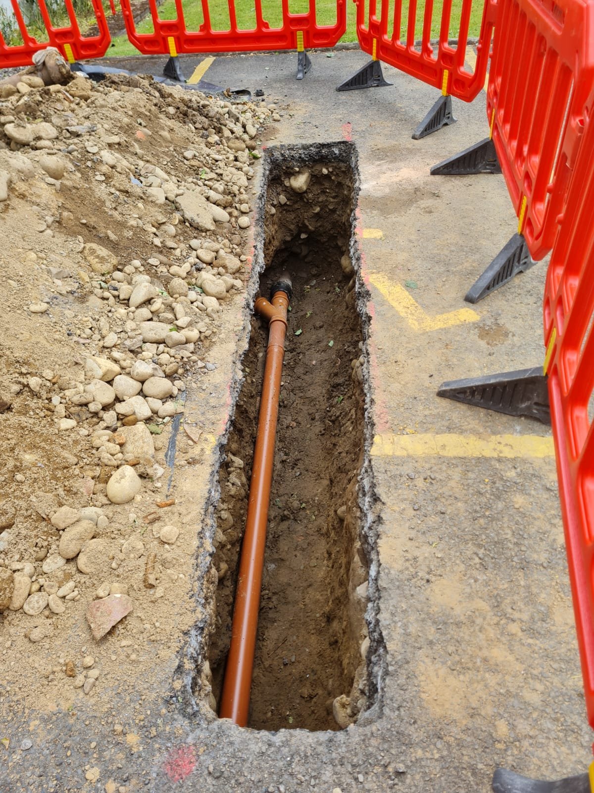 Location and excavation of collapsed drain.jpg