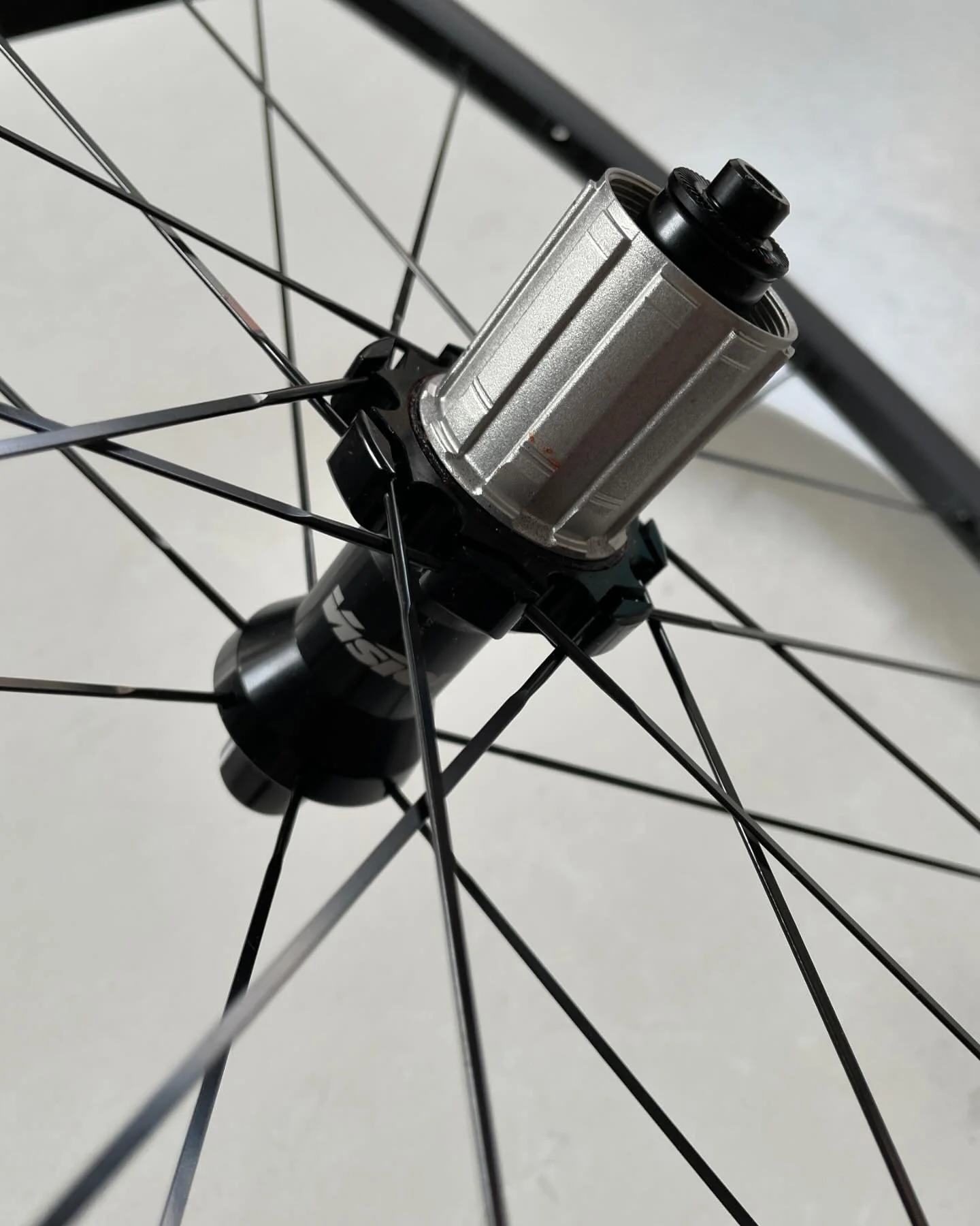Last pair remaining! DM quick 👀👀
&pound;299 down from &pound;699 need them out of here asap
Vision Trimax 30KB Keronite Coated Road Rim Wheelset
.
Alloy rim.
30mm depth rim.
Tubeless ready - clincher.
Inter-spoke milling R06 system.
PRA hubs for DP