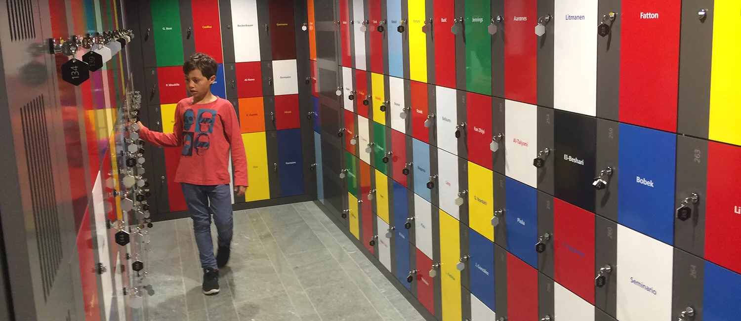 Der heimliche Höhepunkt für die kleinen und grossen Kinder im FIFA-Museum: Die Garderobekästen mit legendären Fussballernamen.