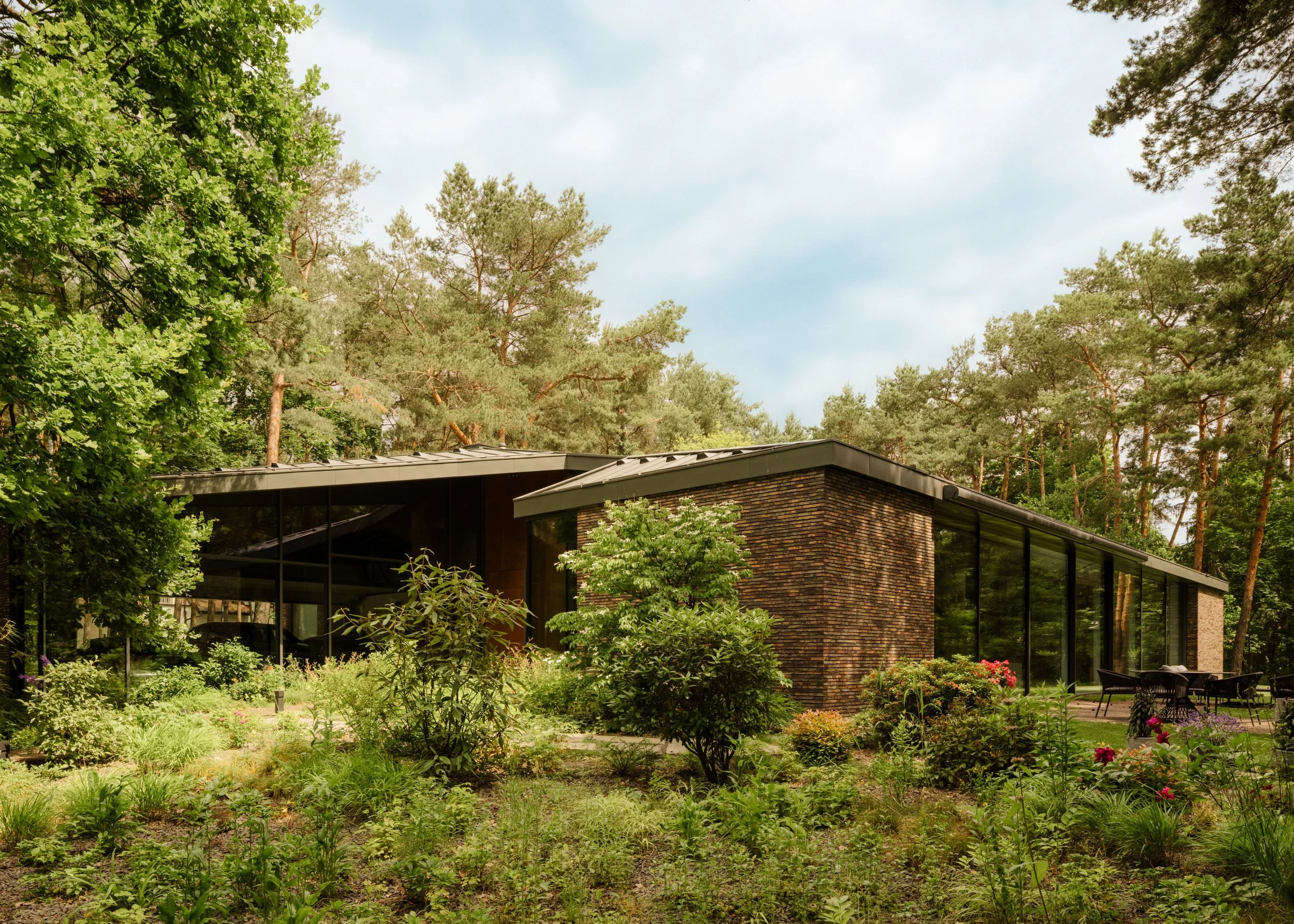 Multi-Pitched Roof Providing Shelter,
Konstancin-Jeziorna • 460 m² • 2019–2023
(Photo by Bartek Barczyk)