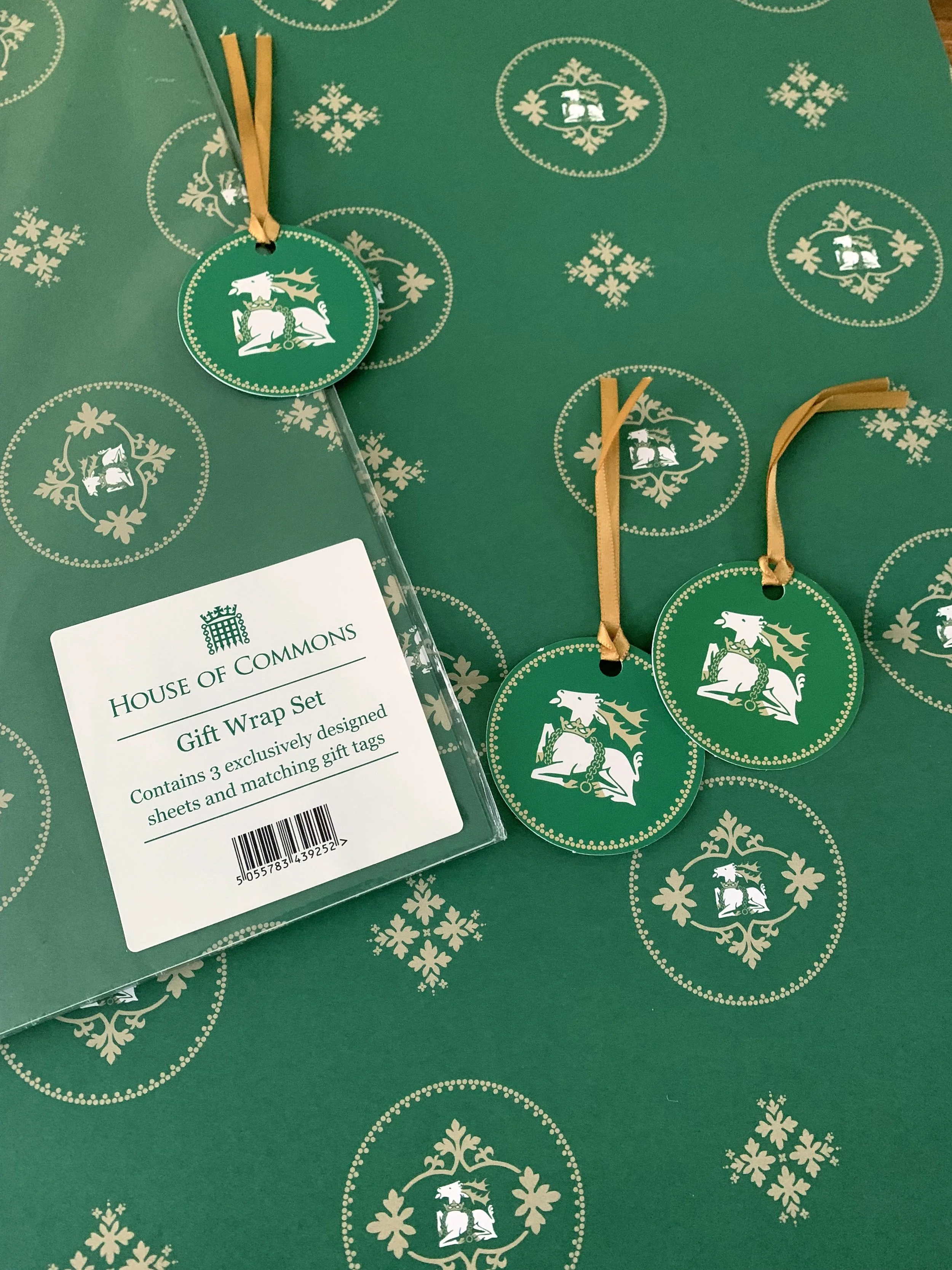 Wrapping paper and tag set 