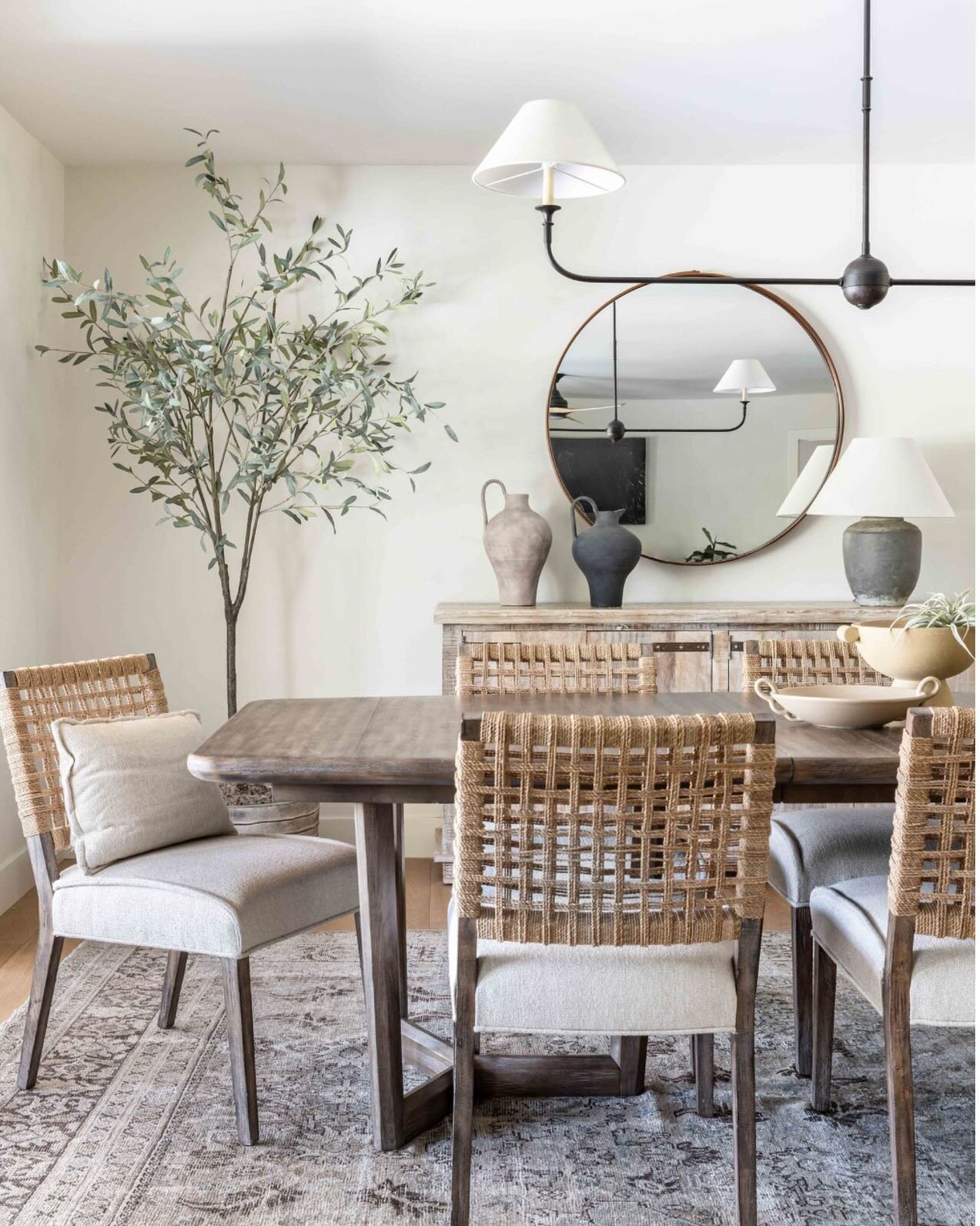 Happy New Years Eve-Eve! This Has To Be One Of My Fav Dining Rooms. The Overall Calming Feel, Neutral Color Palette &amp; Rich Texrures Really Do It For Me. 🤎🩶🤍
.
.
🎨 @juxtaposedinterior 
📸 @katalves 
.
#diningroom #californiacasual #quietluxury