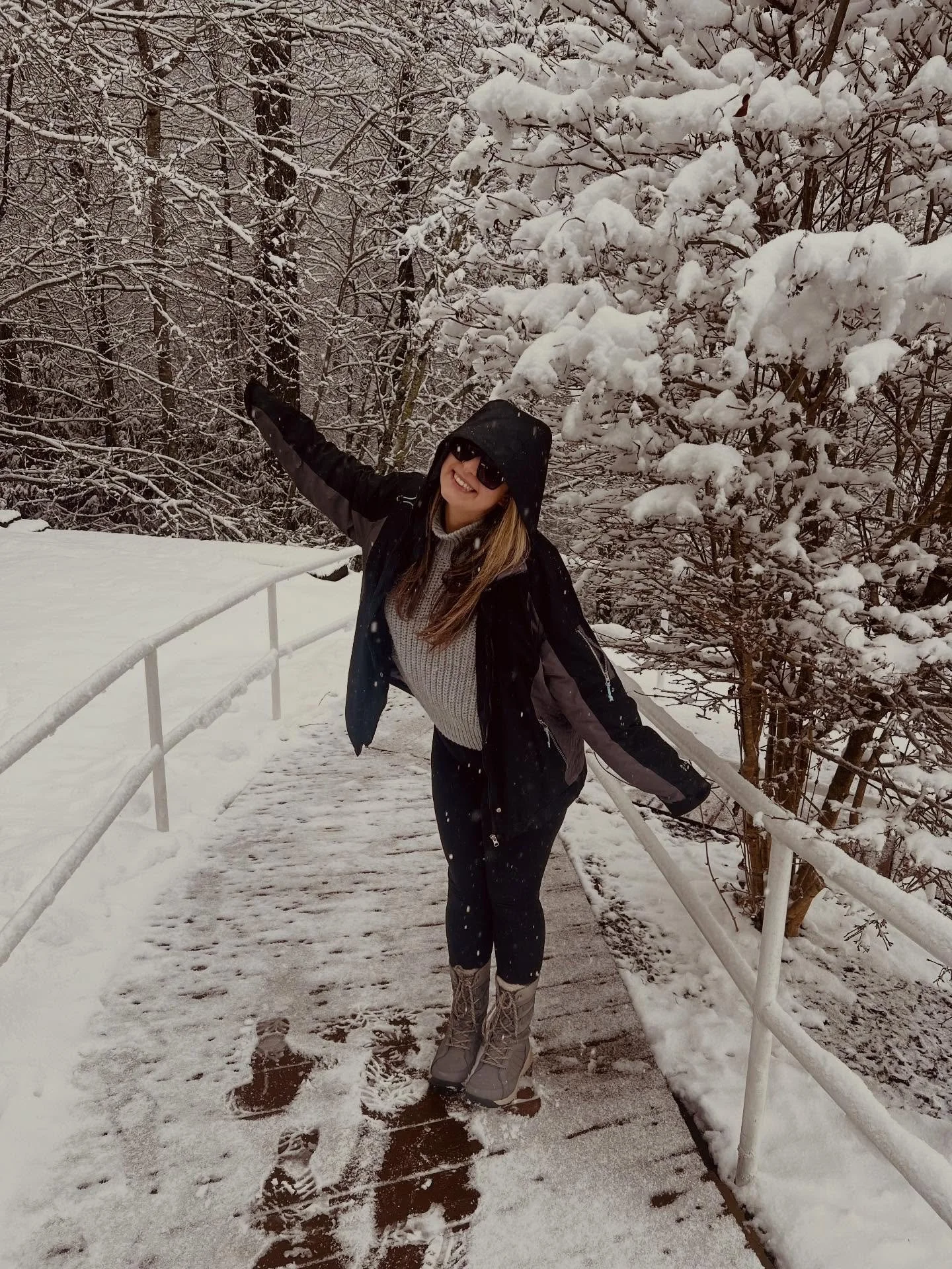 Cold weather brings cool deals! Sign for a new 3 bed unit for $999.00 today! ❄️☃️🎿🌨️

#student #leasing #snow #snowday