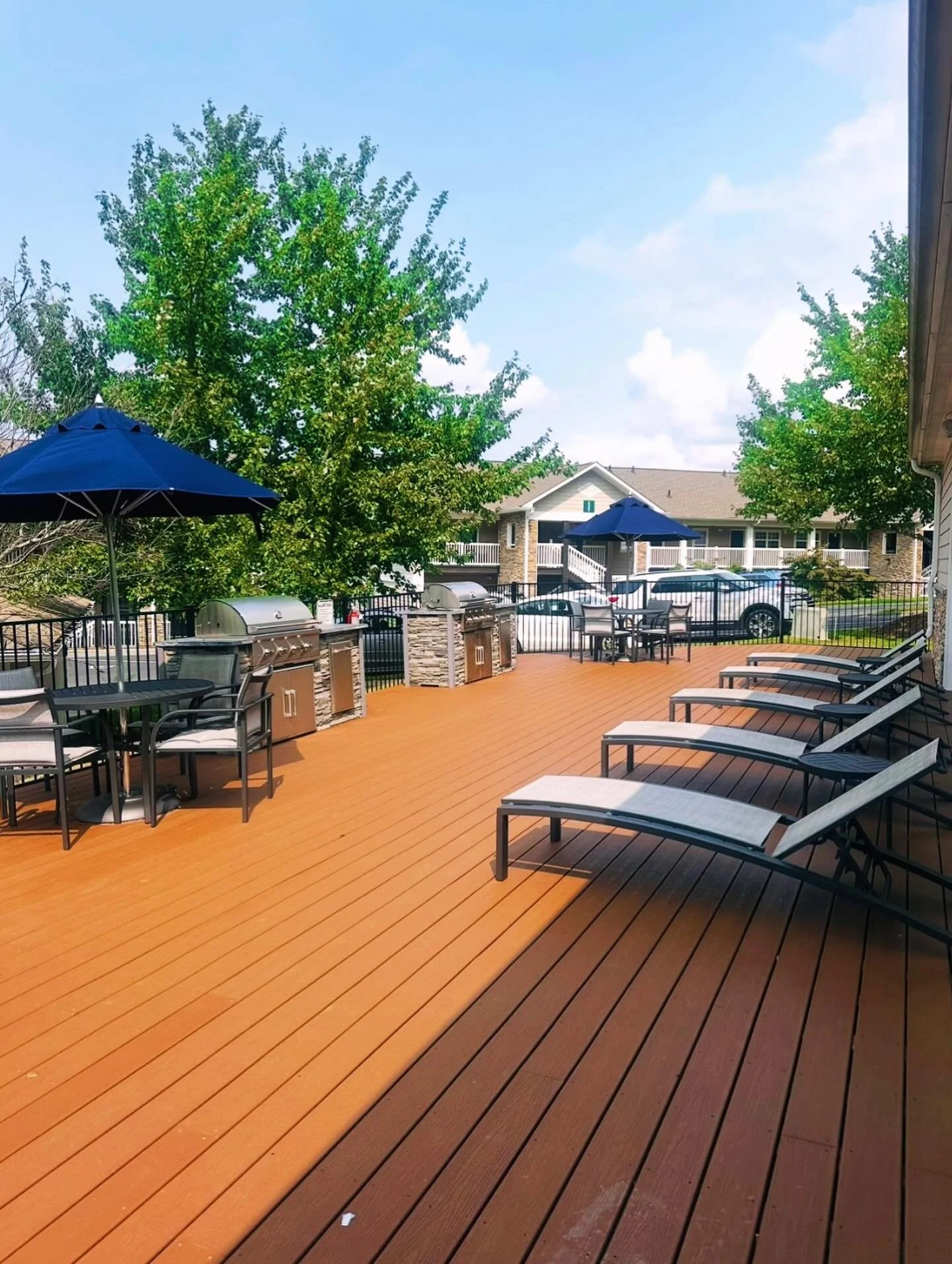 Happy first day of spring!🌷The forecast is looking amazing this weekend&hellip; tanning deck + grill days are officially back. ☀️☀️☀️

#appstate #spring #leasing