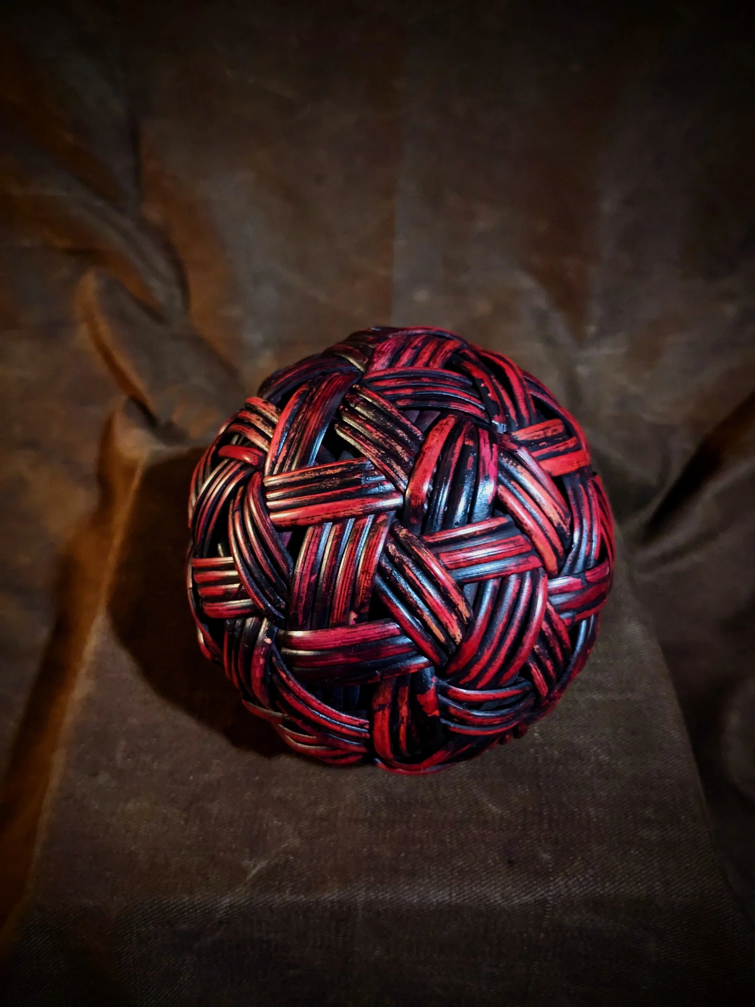 Balle en rotin de Sepak Takrow, Thaïlande (milieu XXe s.) Artisanat d’art Thaïlandais, travail de vannerie