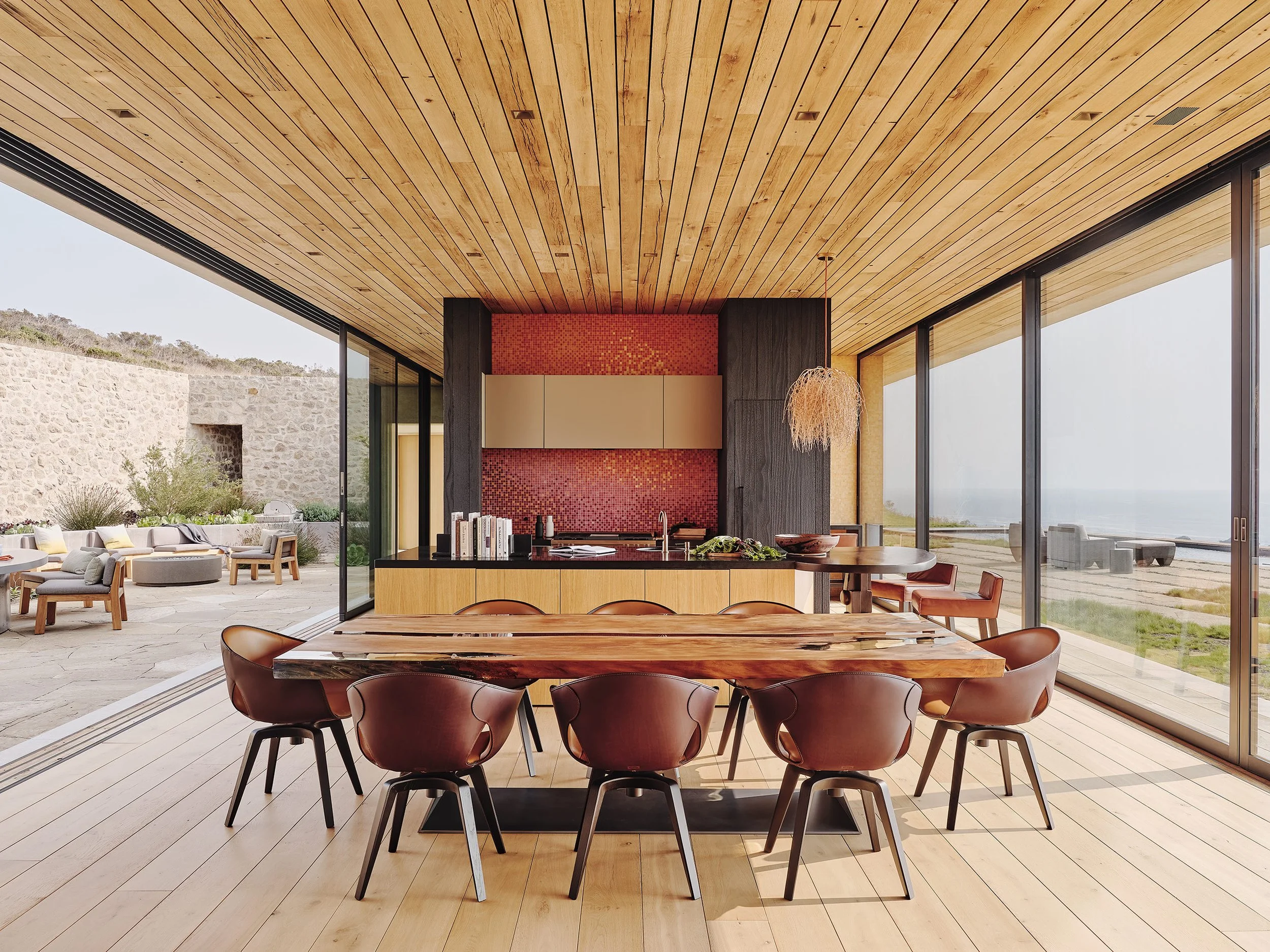 The Mal Paso Residence opens itself up to the drama of the Northern California coastline