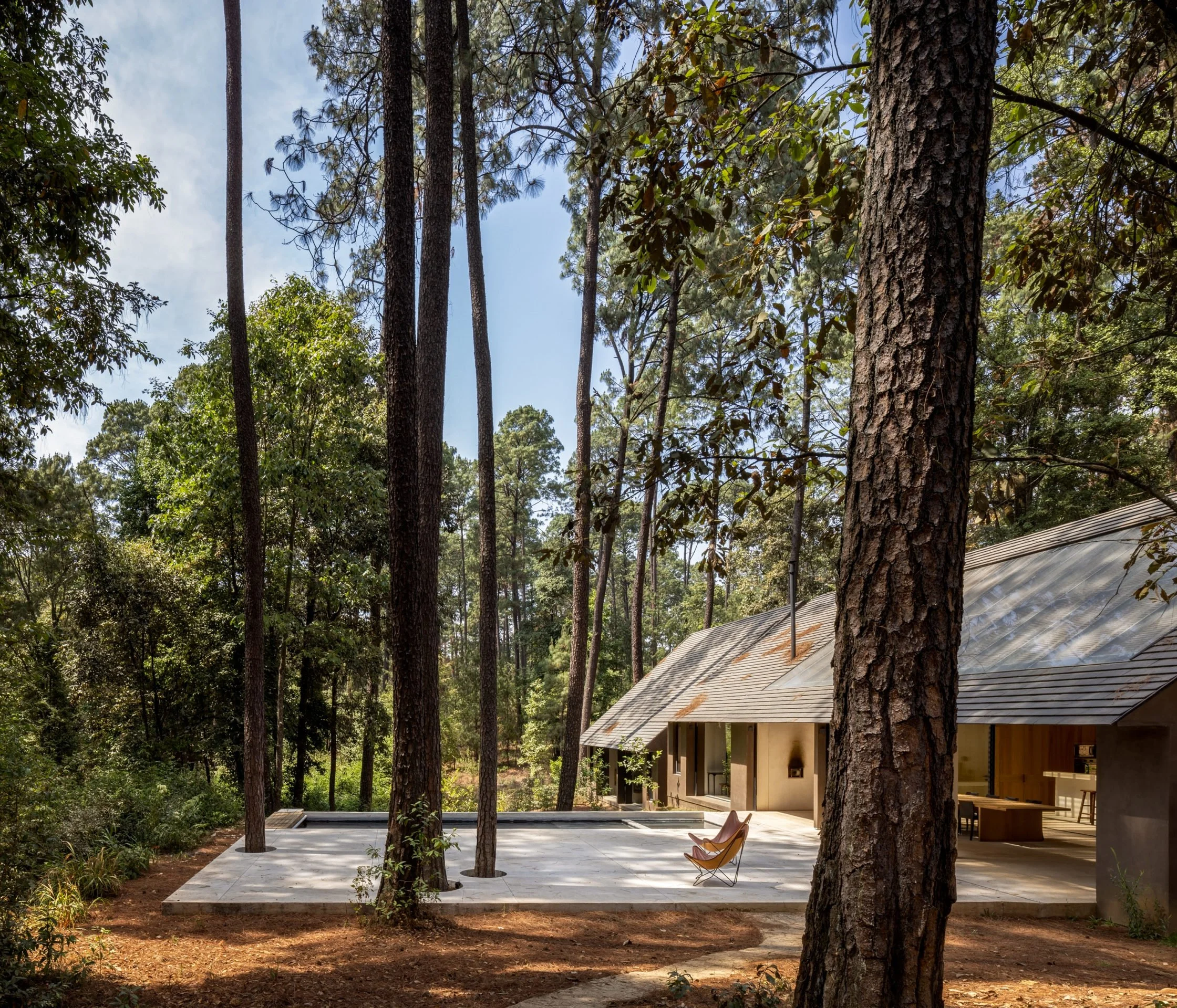 Pérez Palacios Arquitectos Asociados effortlessly elevates a family getaway in Mexico’s Valle de Bravo