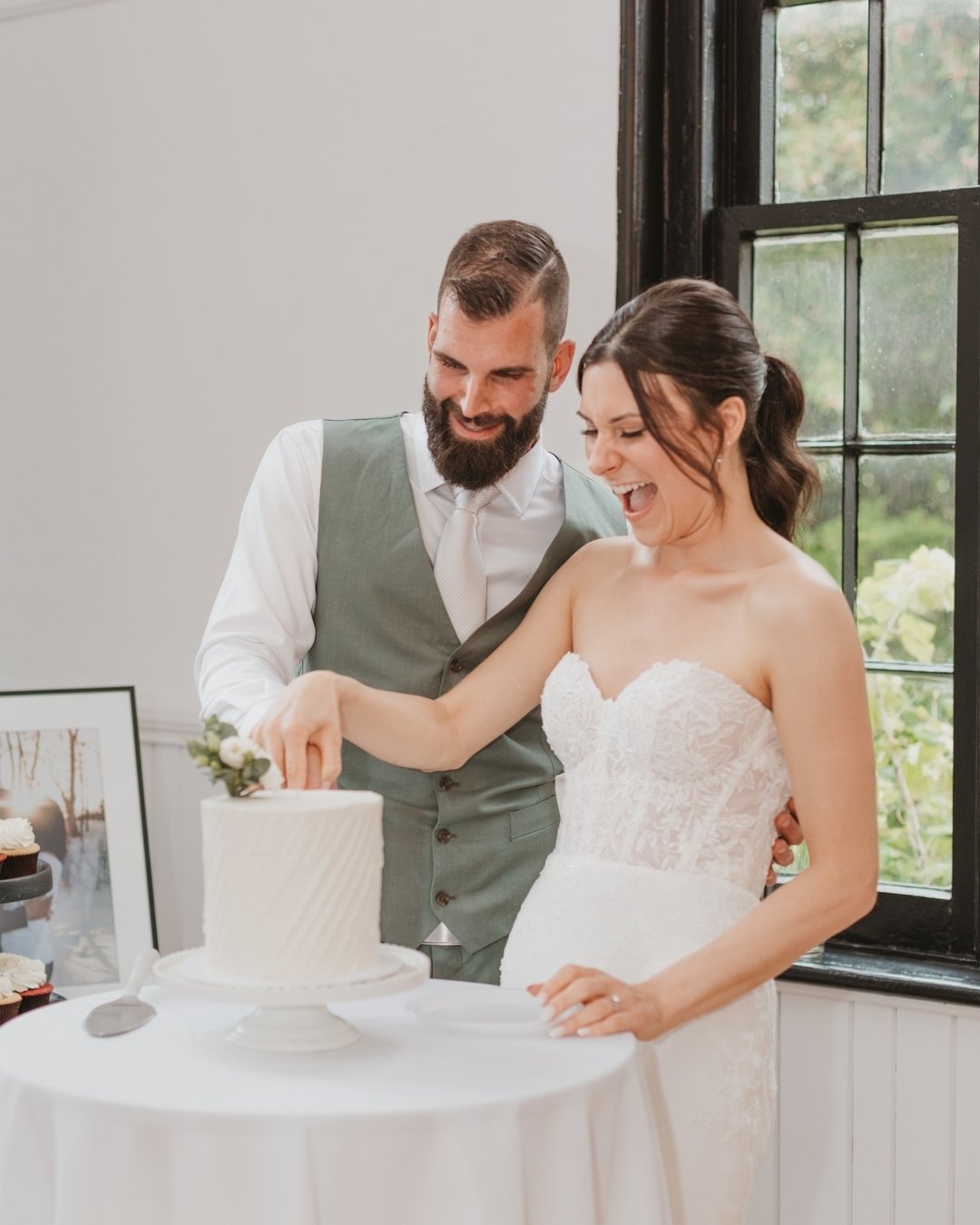 🍰
.
Venue: @theknoxvenue
Photographer: @northsaplingsphotography
Florist: Gemmils Florist
Makeup: @2buartistry
Hair: @richardson_hair_design
Caterer: @cateredaffairs
Cake: @dulcecakedesign
. 
#OttawaWedding #CanadianWedding #WeddingReception #Intima