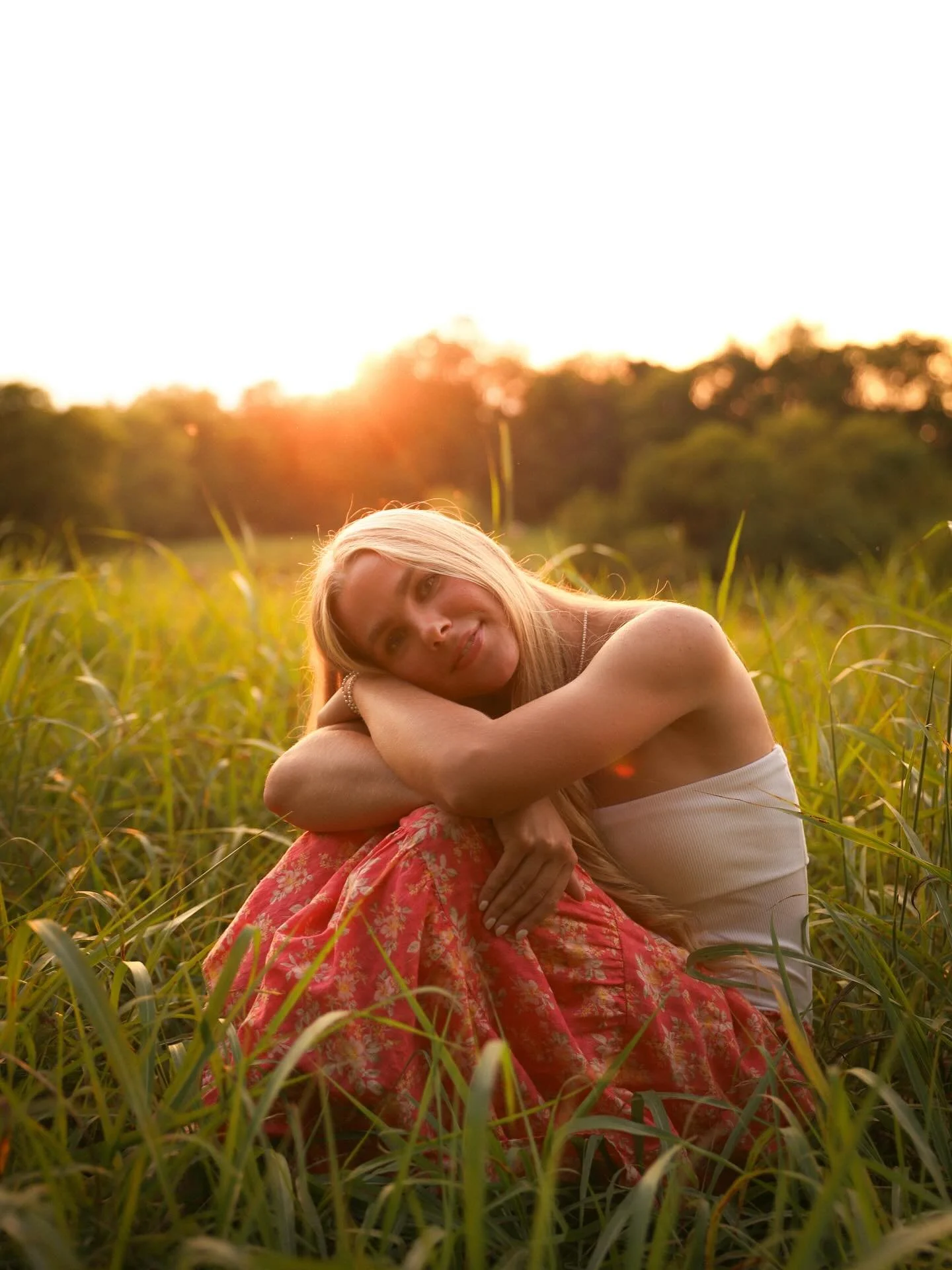 seniors! It&rsquo;s not too early to message me about getting your spring session booked! 🌼💌 

sweet penny from this september 🎞️ 

#seniorphotos #seniorphotographer #2025senior #thefinleyfarm @thefinleyfarm