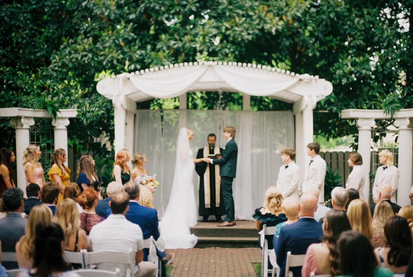 reminiscing on sweet summer wedding days on film 🎞️💐 @livileia 

#middletnphotographer #2026bride #filmphotography #nashvillephotographer #weddingphotographer