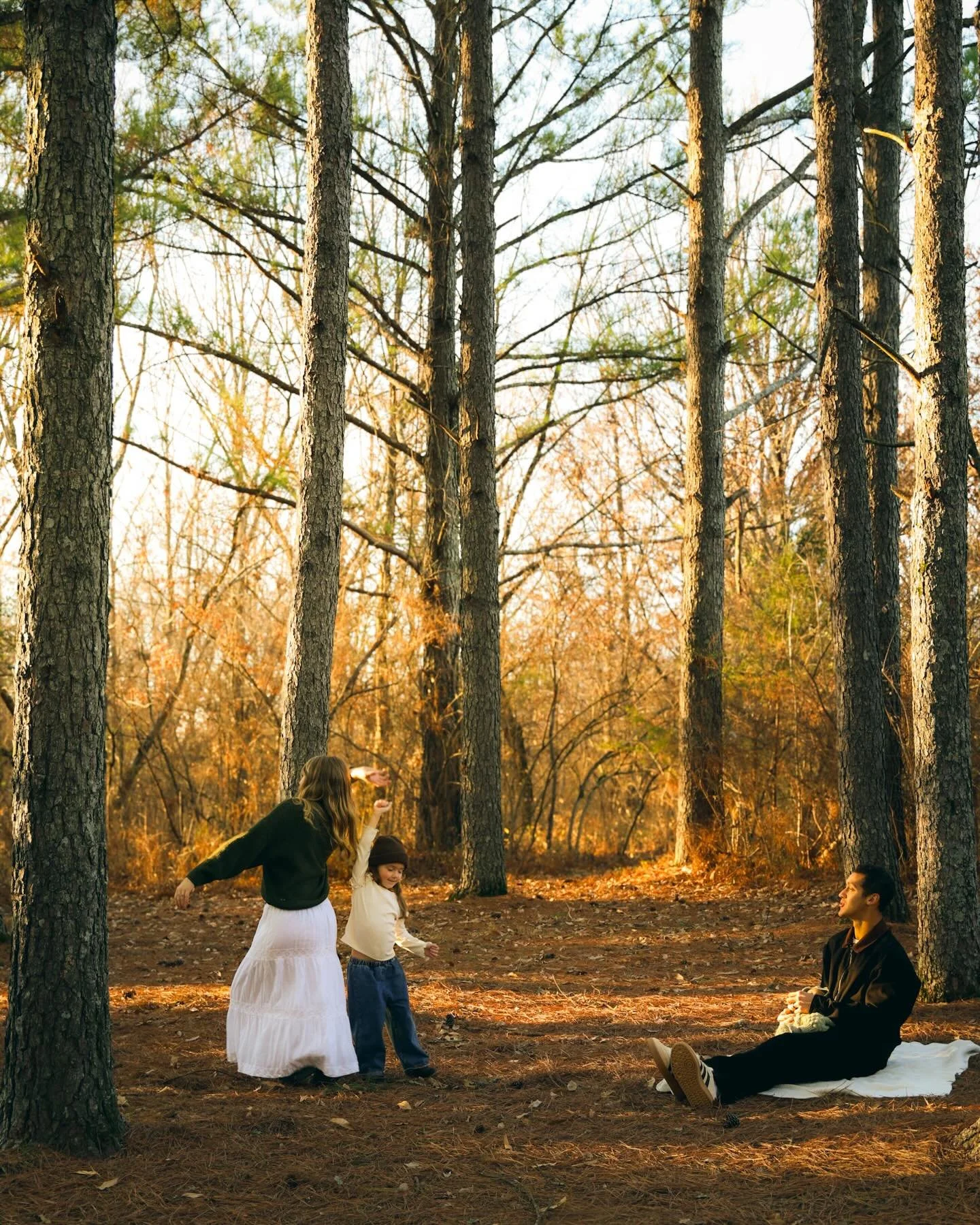 the lovely davis family &amp; their newest addition 🌞🎞️ 
@briannatdavis_ 

#familyphotos #nashvillephotographer #tennesseephotographer #pinterestinspo #couplesphotographer