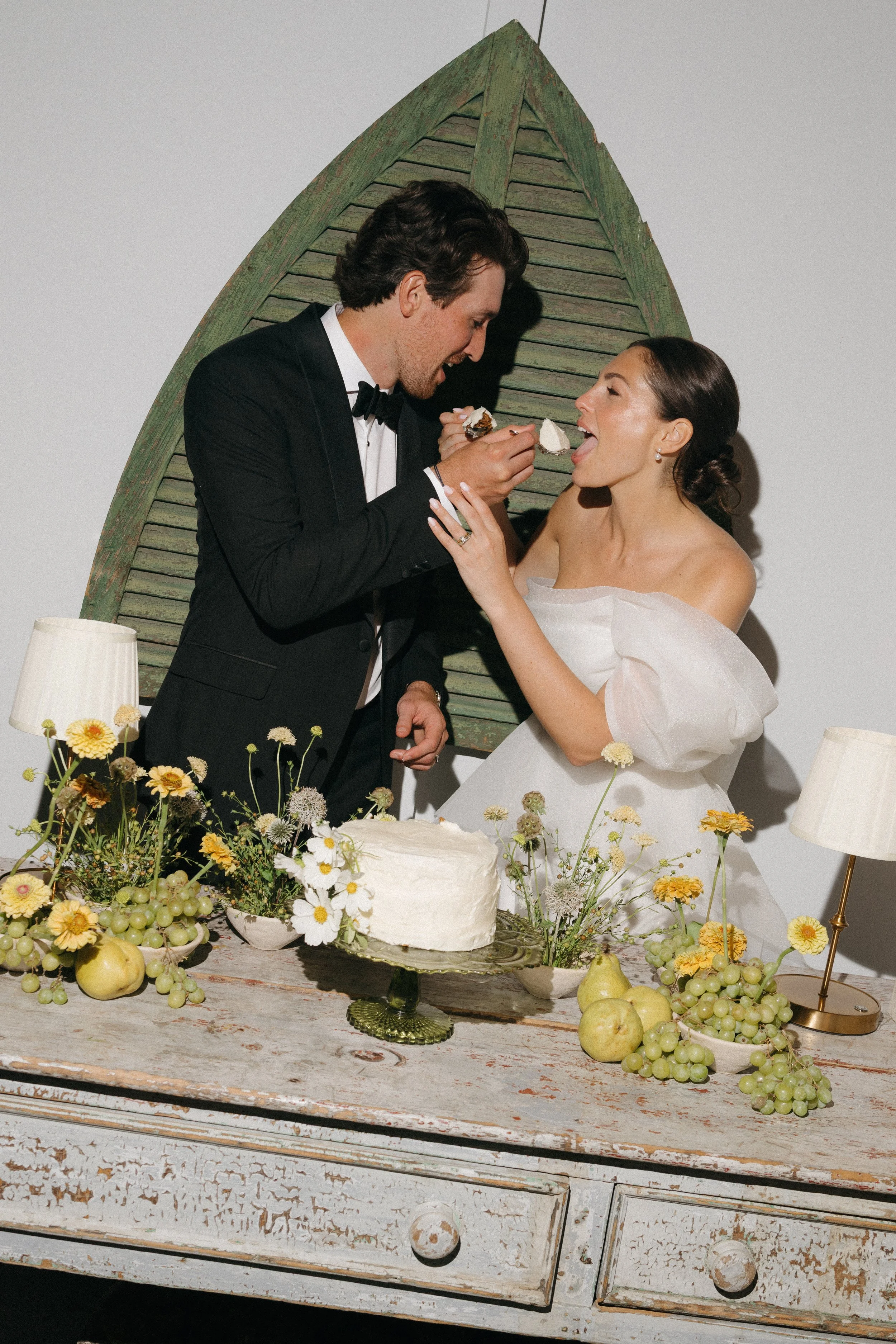 lion-rock-farm-summer-wedding-cake-flowers2.jpg