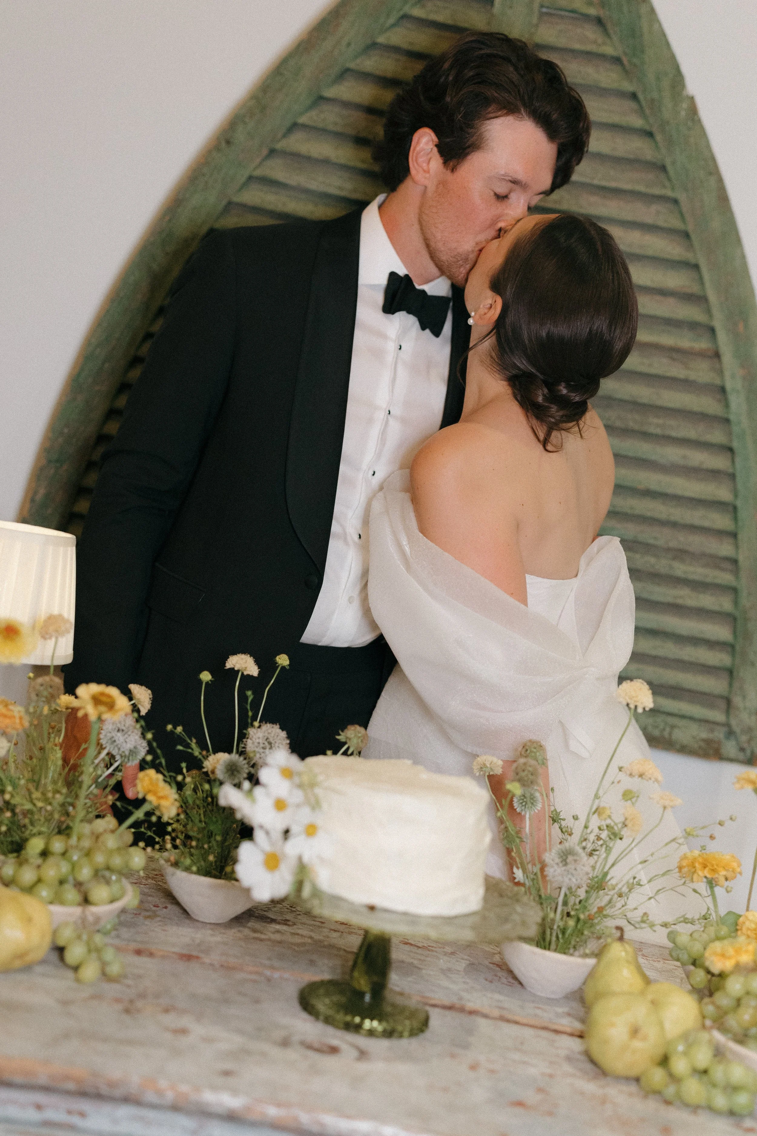 lion-rock-farm-summer-wedding-cake-flowers3.jpg