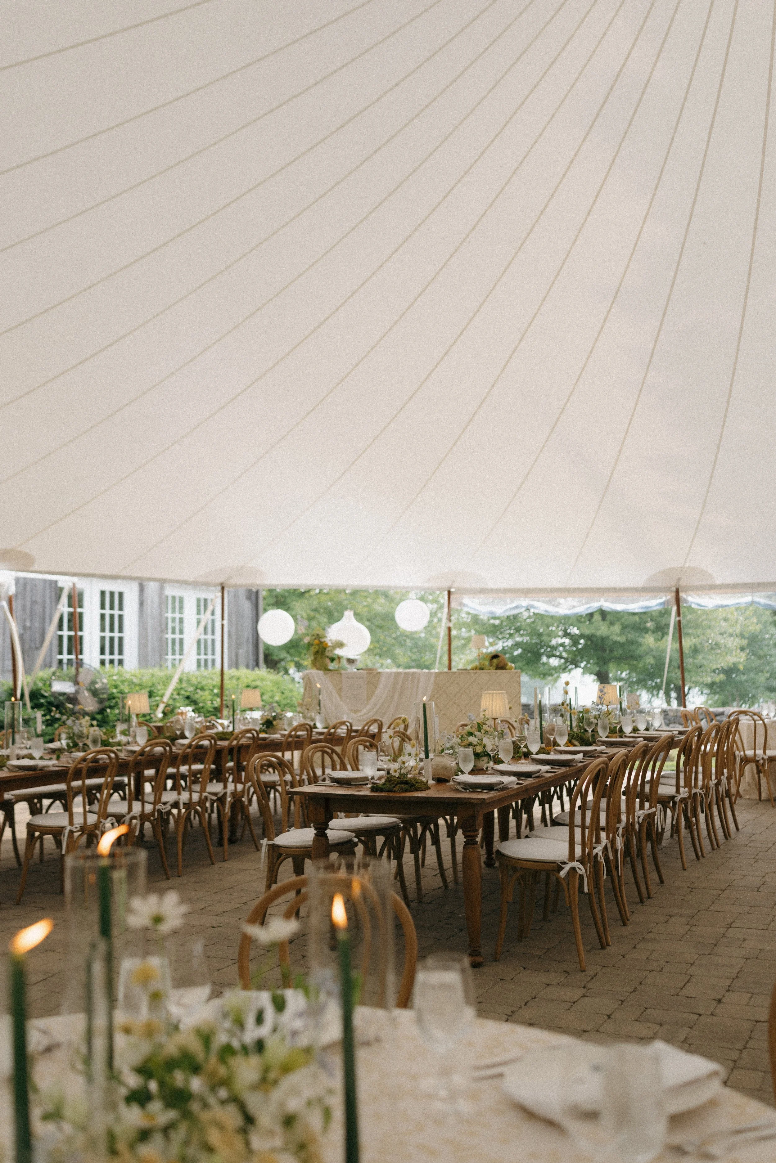 lion-rock-farm-summer-wedding-table-florals.jpg