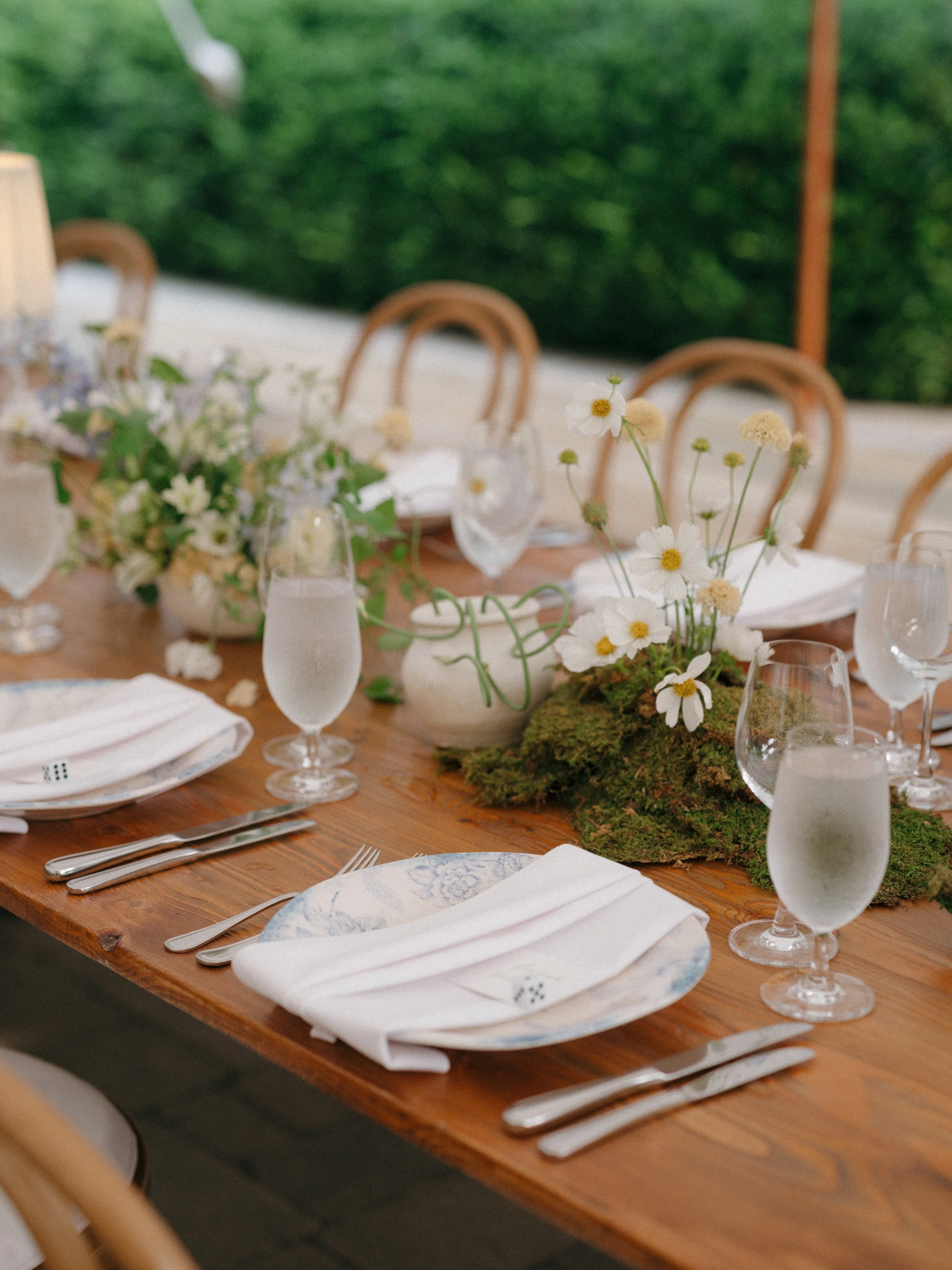 lion-rock-farm-summer-wedding-table-flowers-details.jpg