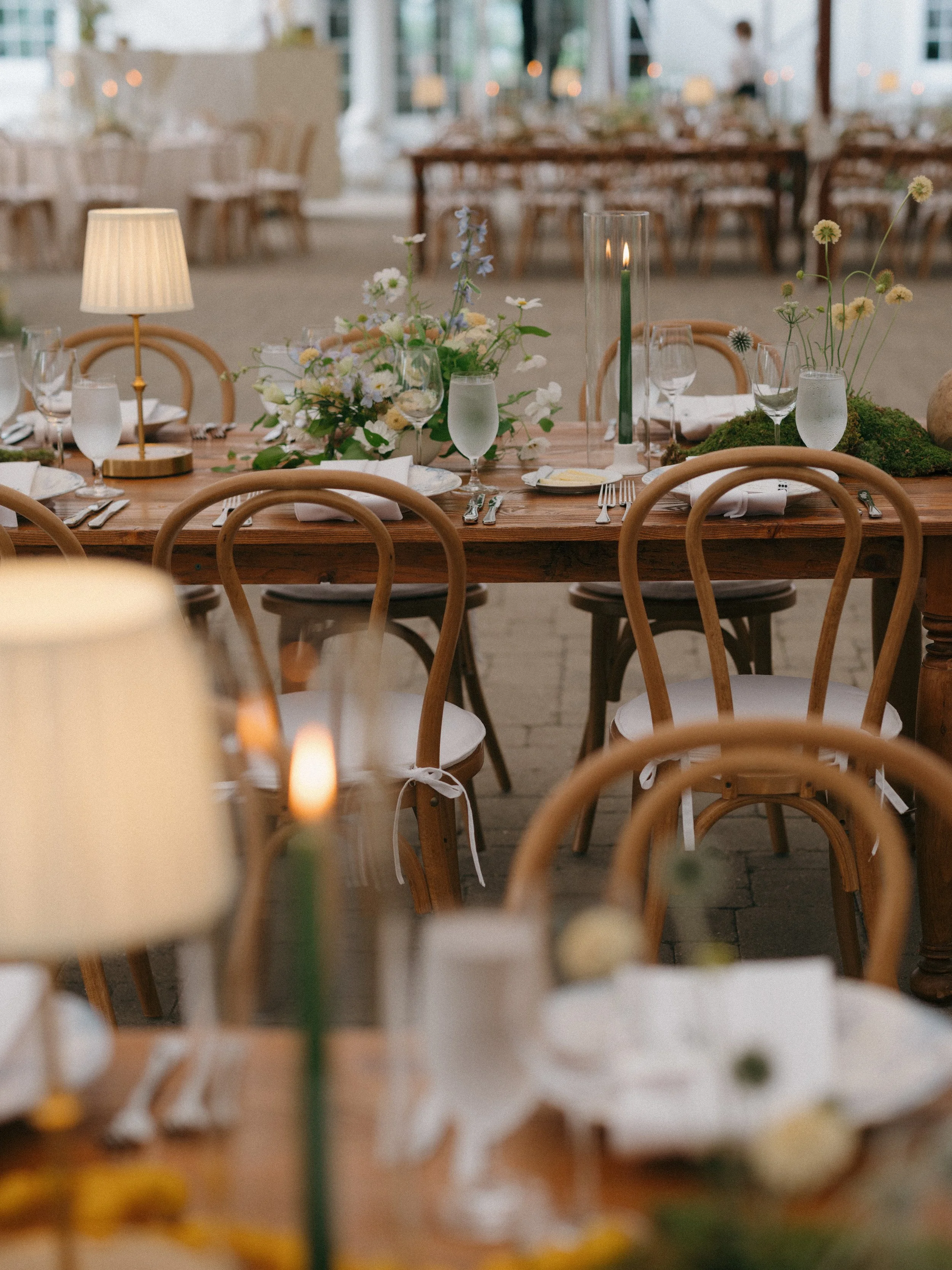 lion-rock-farm-summer-wedding-table-flowers2.jpg
