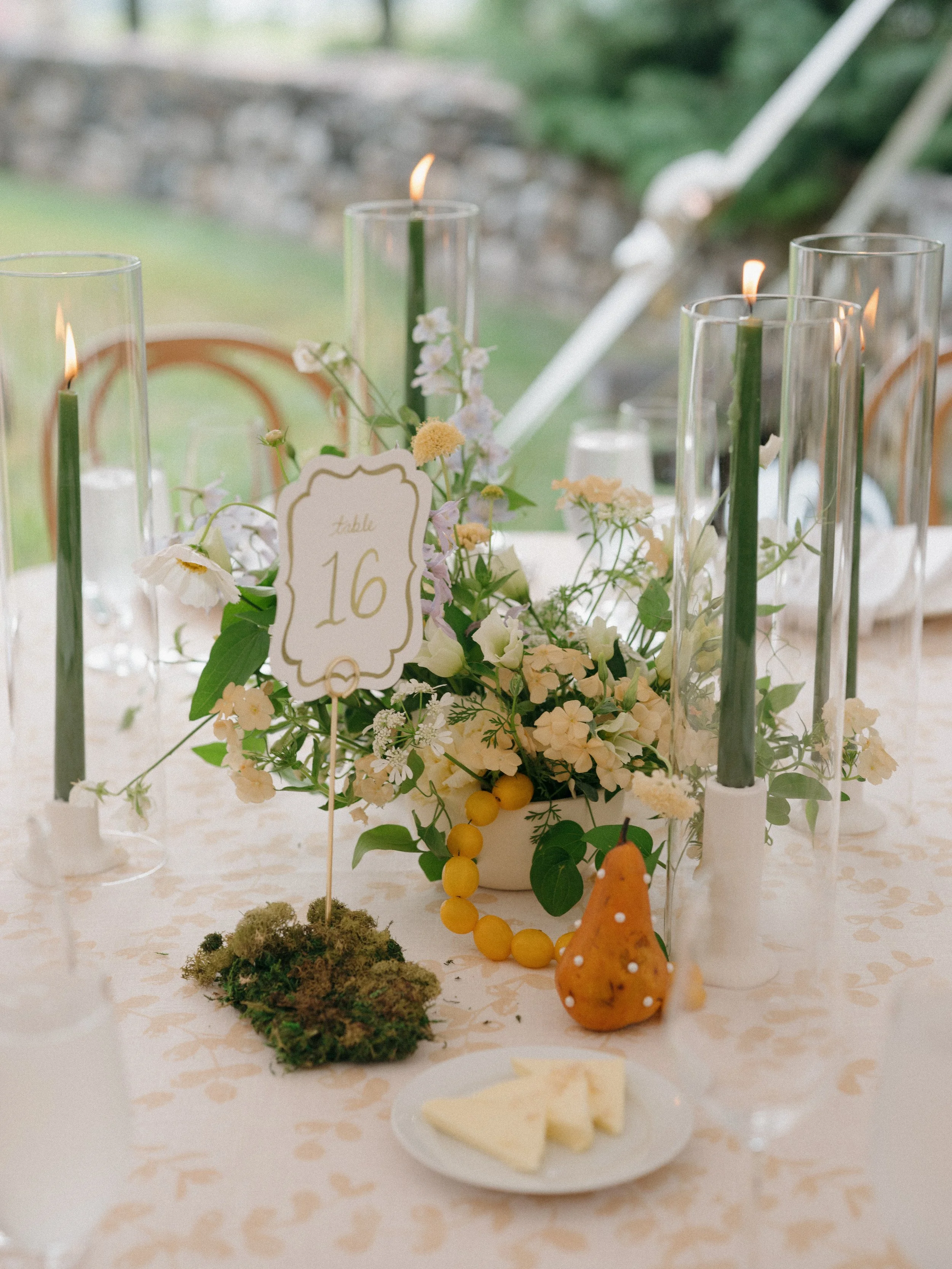 lion-rock-farm-summer-wedding-table-flowers3.jpg