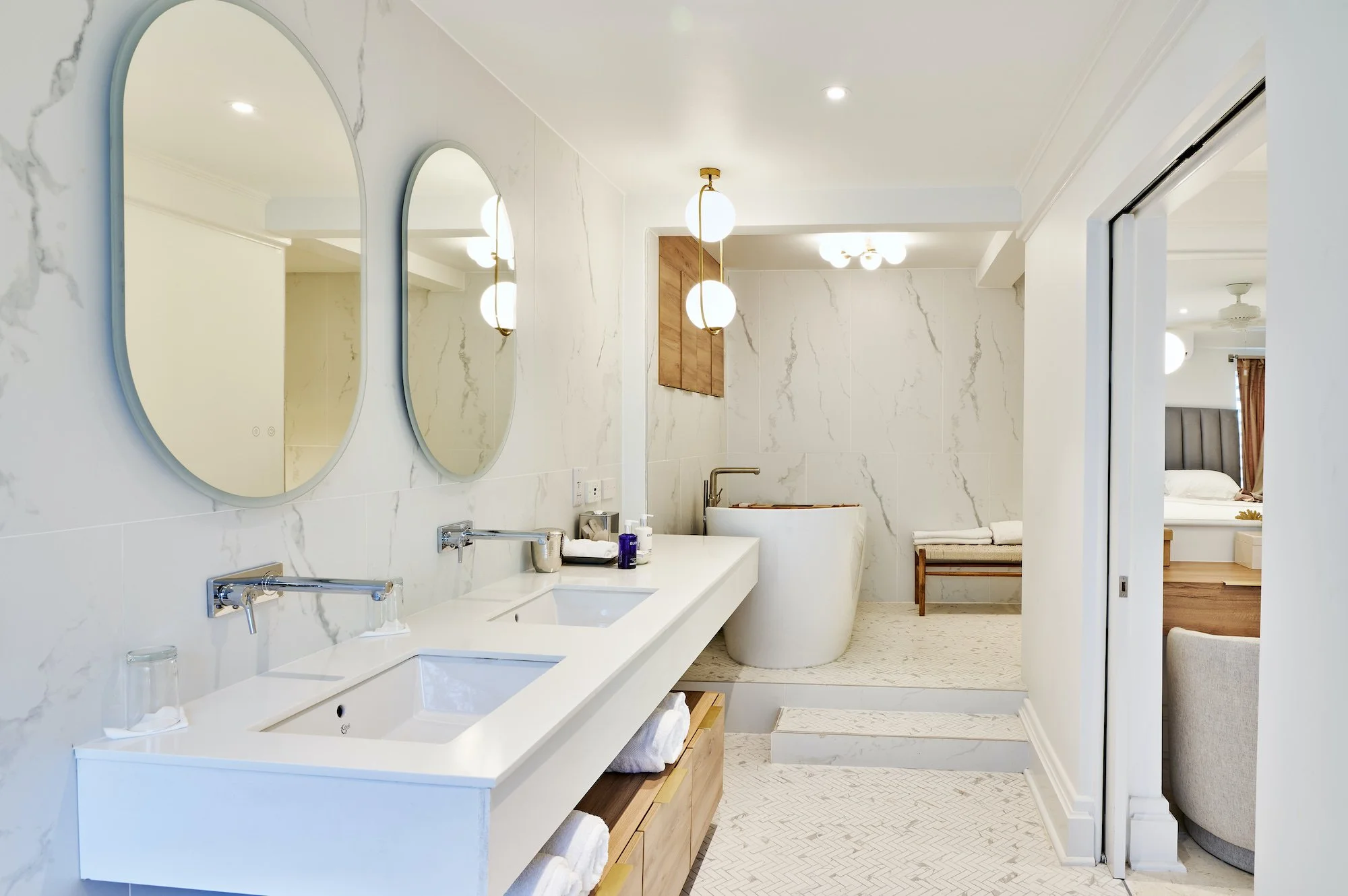 5 Deluxe Suite Bathroom.jpg