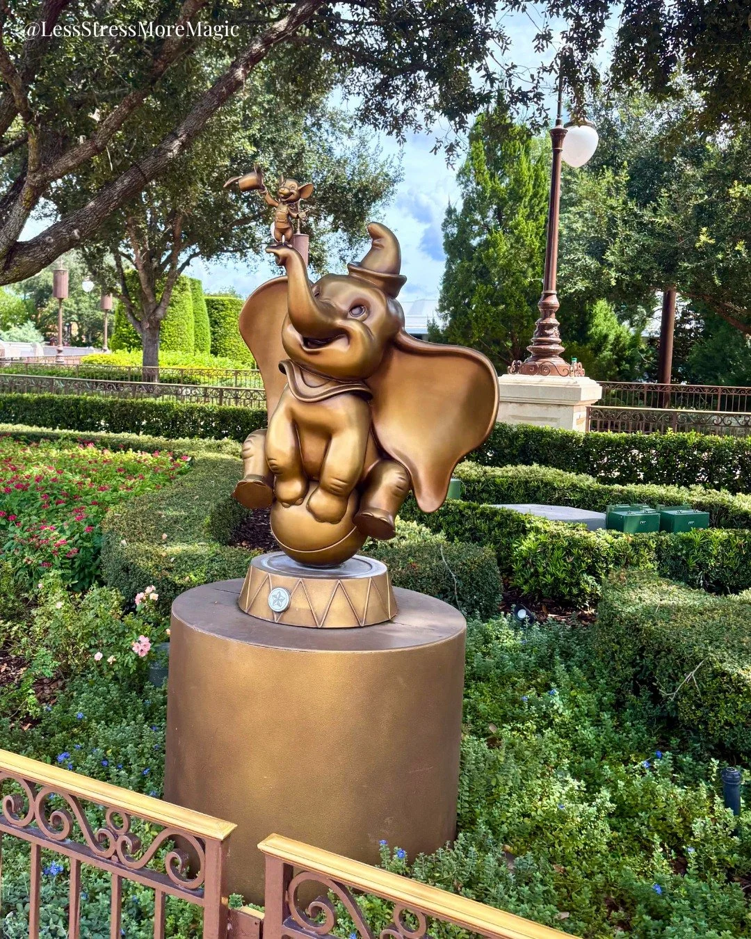 Disney memories &gt;&gt;&gt; Disney meltdowns. 💫

The difference? 

Having a solid plan that keeps the fun flowing and the stress low.

That&rsquo;s exactly what my Disney Planning Guide is designed to do.

✨ Link in bio to grab yours &rarr; instant