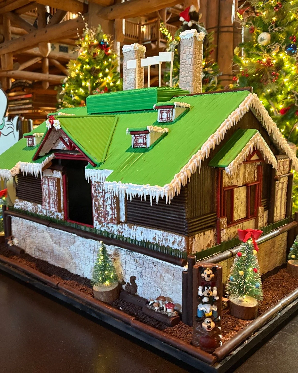 If you&rsquo;re looking for cozy Christmas vibes at Disney World, Wilderness Lodge is it 🎄✨

The lobby is absolutely stunning this time of year, with its towering Christmas tree, warm lodge decor, and that classic rustic glow. This year, they&rsquo;